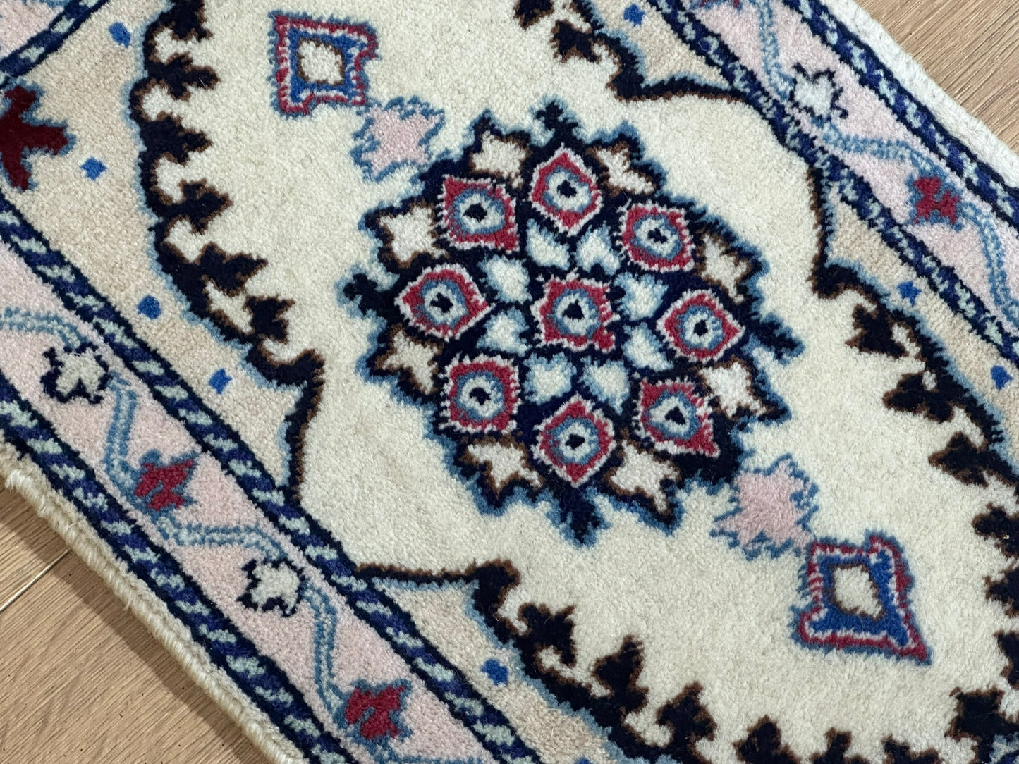 Orientteppich handgeknüpft Nain 58x38 cm