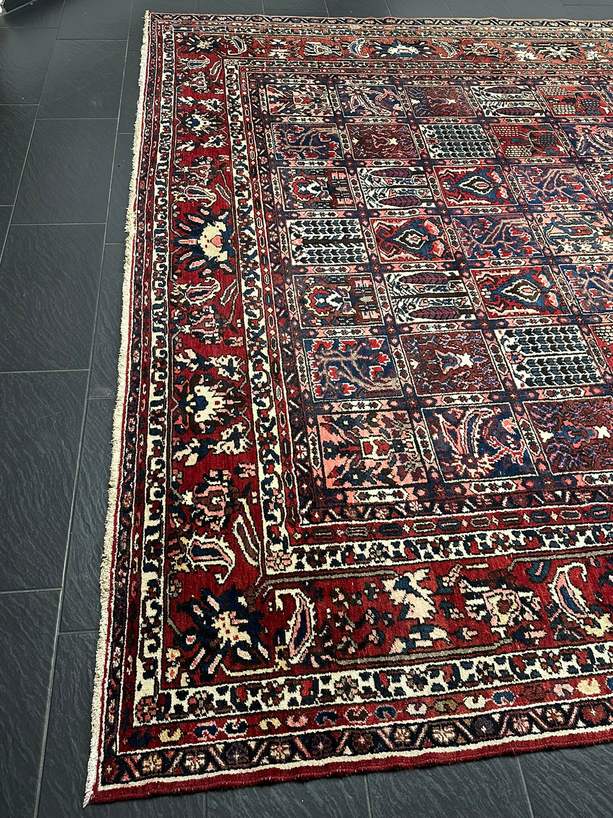 Orientteppich handgeknüpft Bakhtiar Felder 420x315 cm