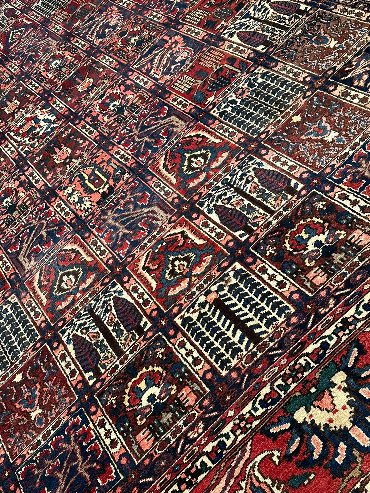 Orientteppich handgeknüpft Bakhtiar Felder 420x315 cm