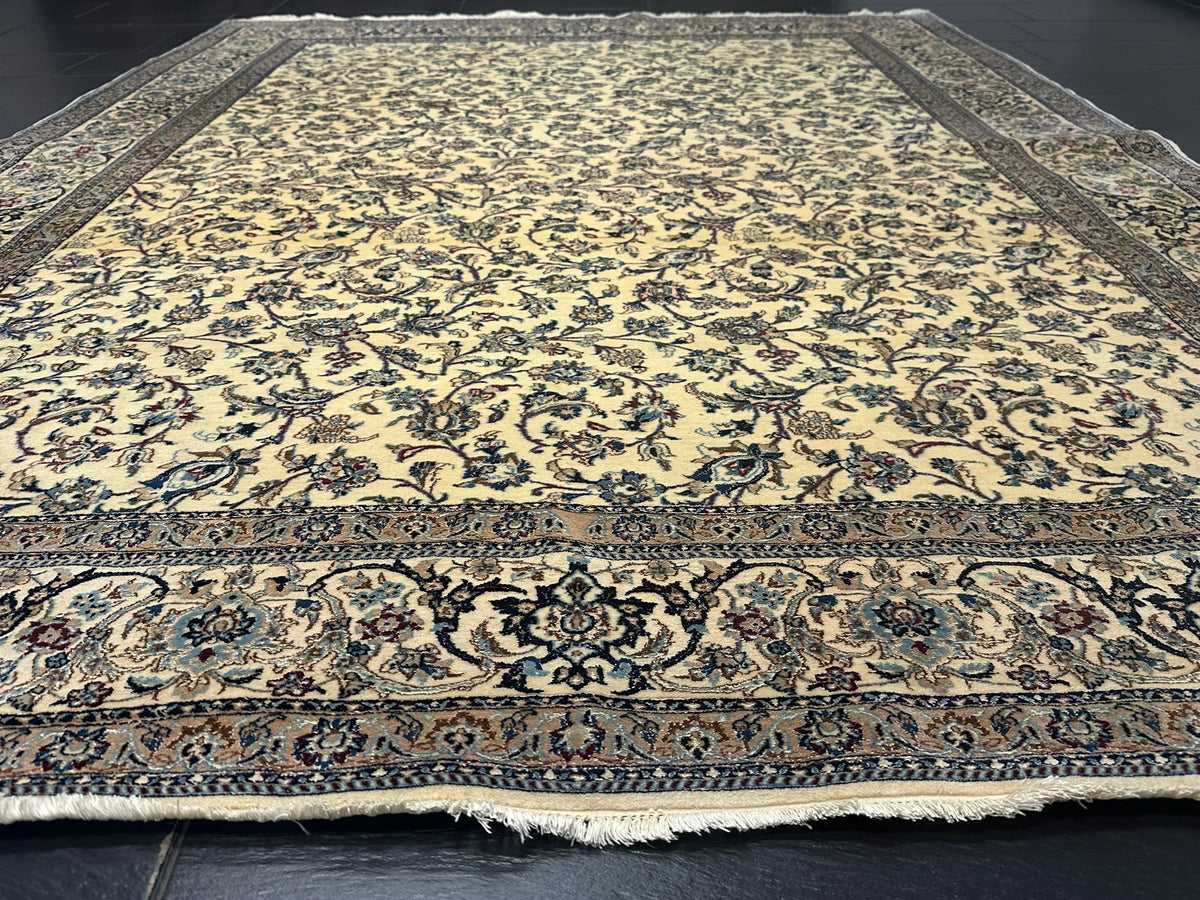 Orientteppich handgeknüpft Nain mit Seide 290x216 cm
