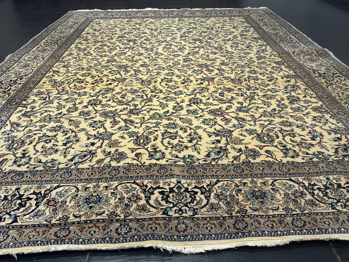 Orientteppich handgeknüpft Nain mit Seide 290x216 cm