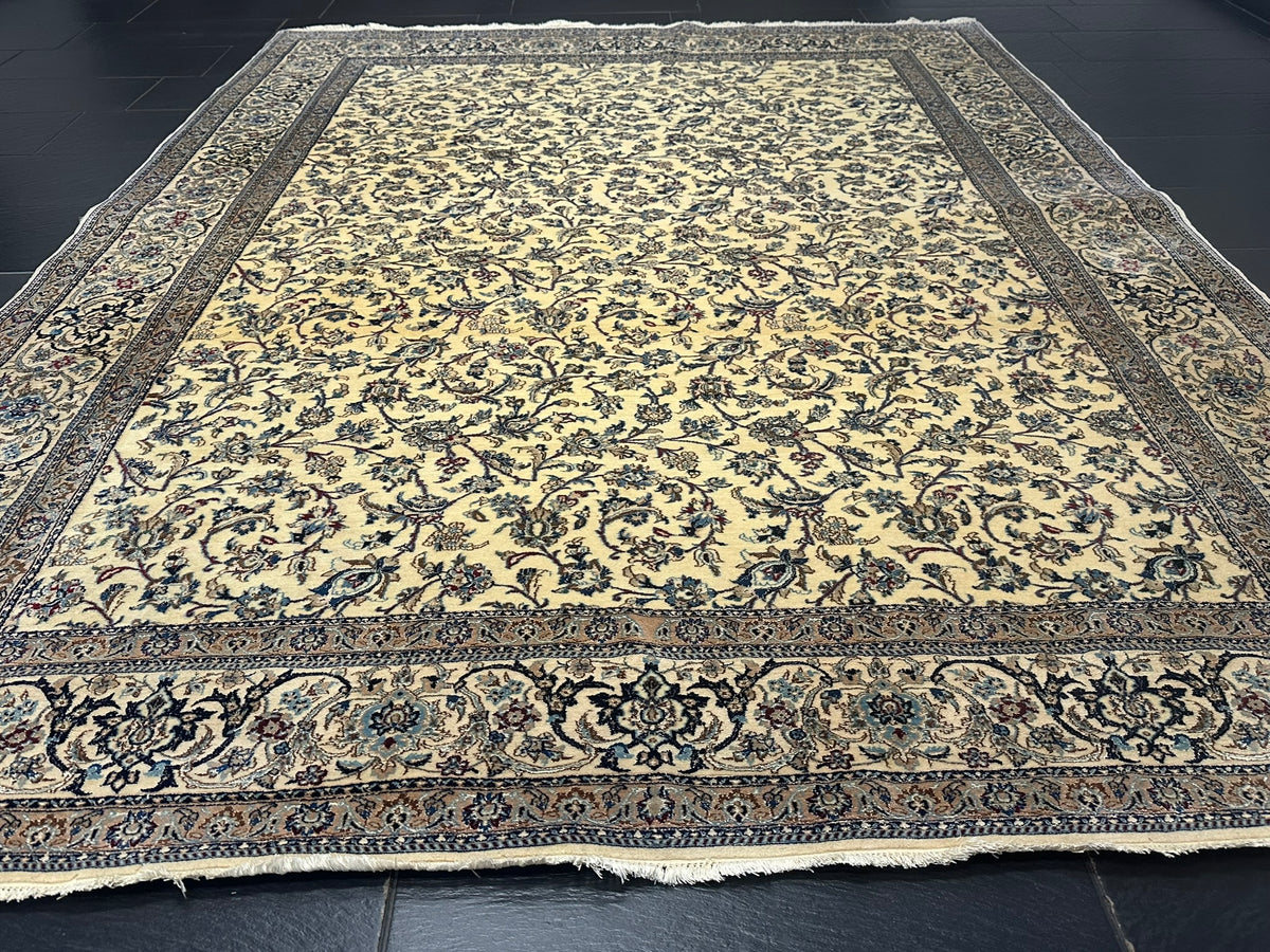 Orientteppich handgeknüpft Nain mit Seide 290x216 cm