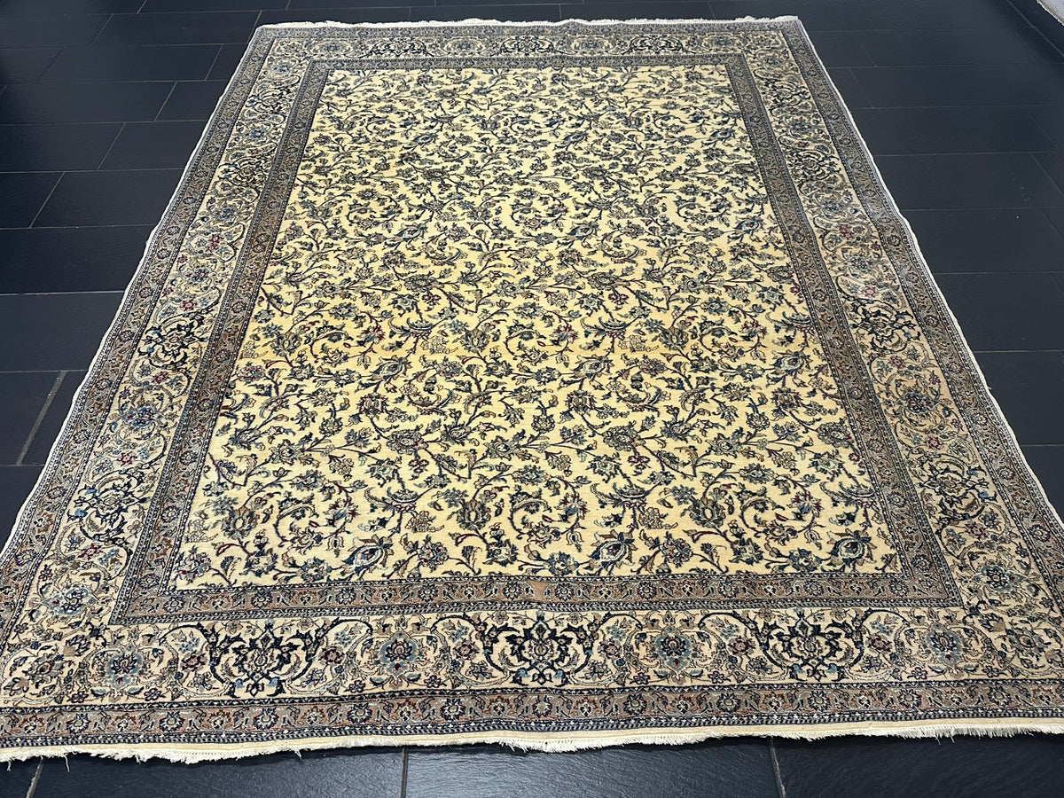 Orientteppich handgeknüpft Nain mit Seide 290x216 cm