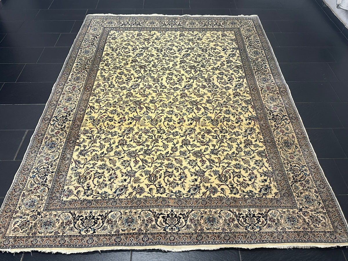 Orientteppich handgeknüpft Nain mit Seide 290x216 cm