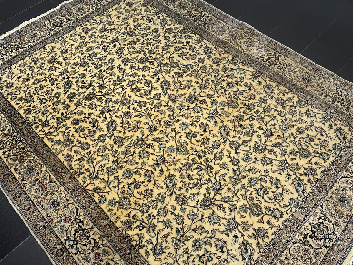 Orientteppich handgeknüpft Nain mit Seide 290x216 cm