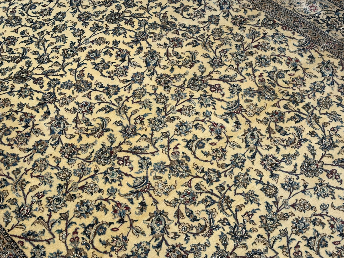 Orientteppich handgeknüpft Nain mit Seide 290x216 cm