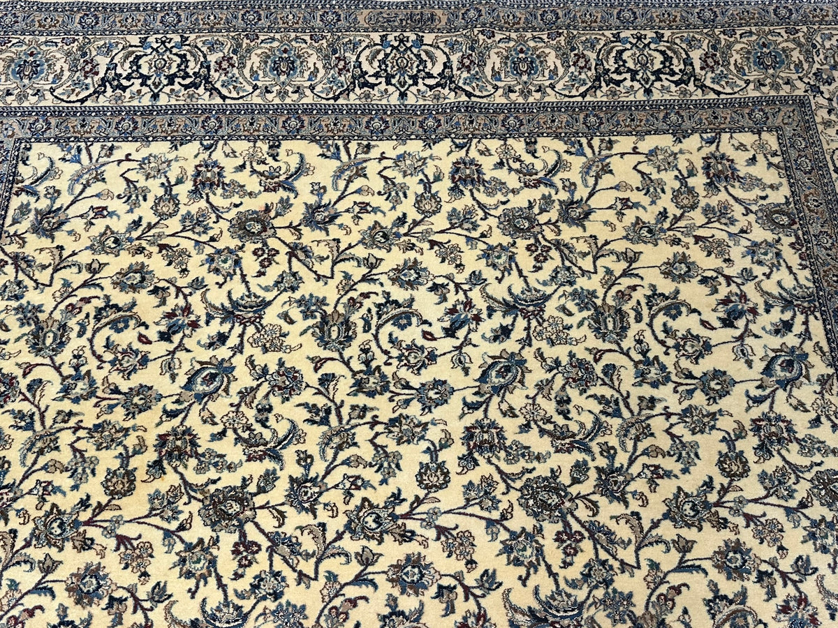 Orientteppich handgeknüpft Nain mit Seide 290x216 cm