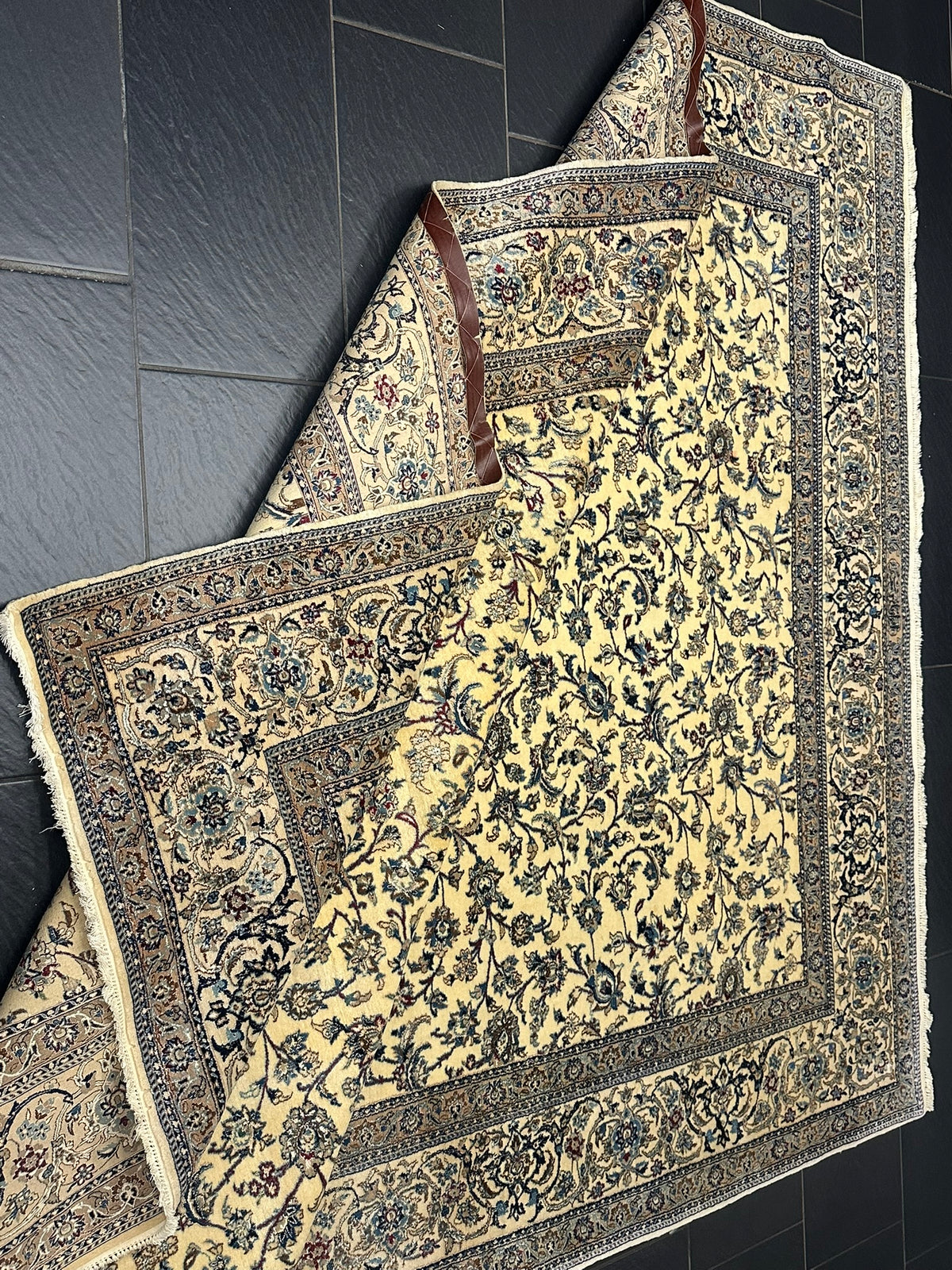 Orientteppich handgeknüpft Nain mit Seide 290x216 cm