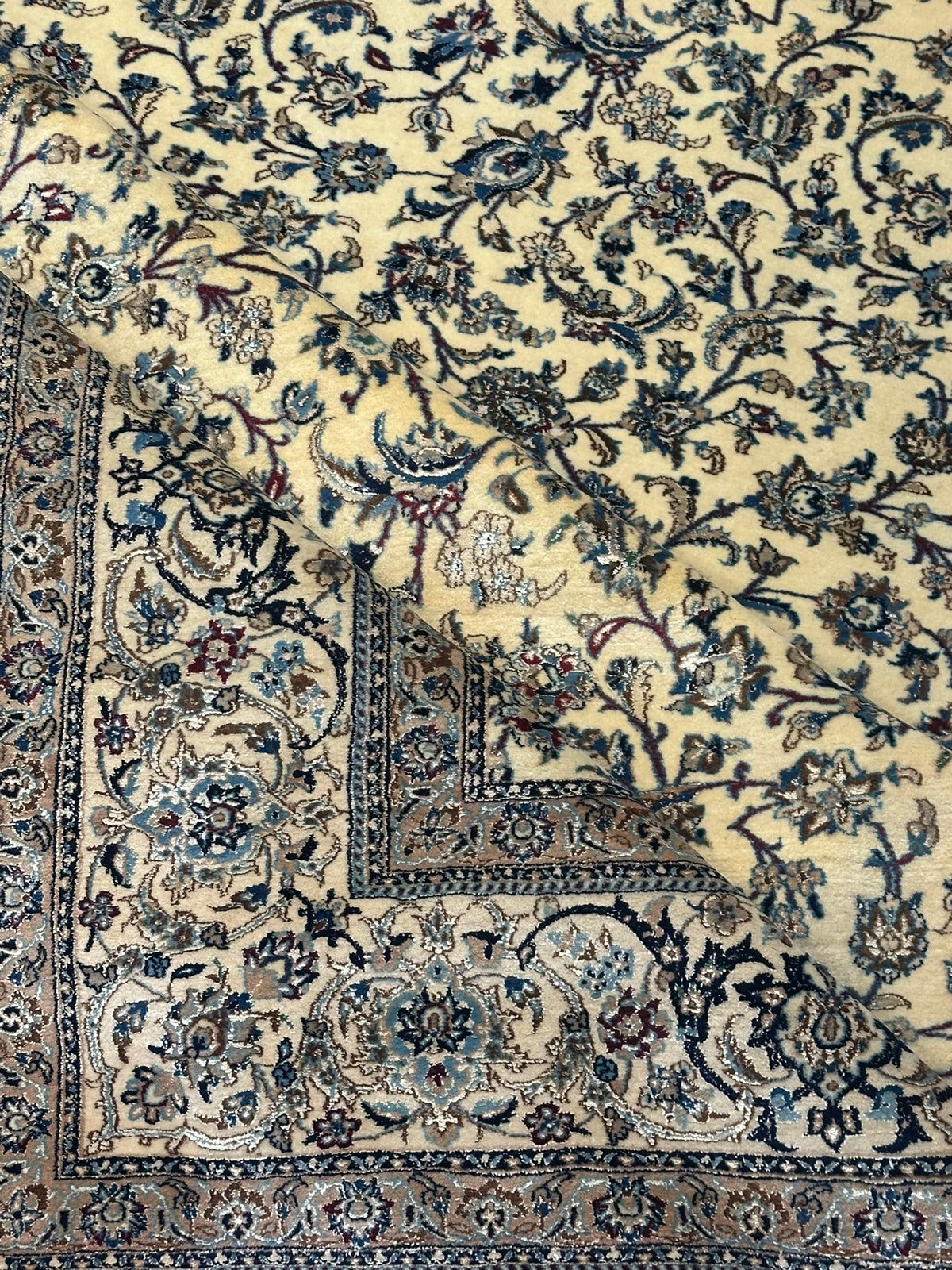 Orientteppich handgeknüpft Nain mit Seide 290x216 cm