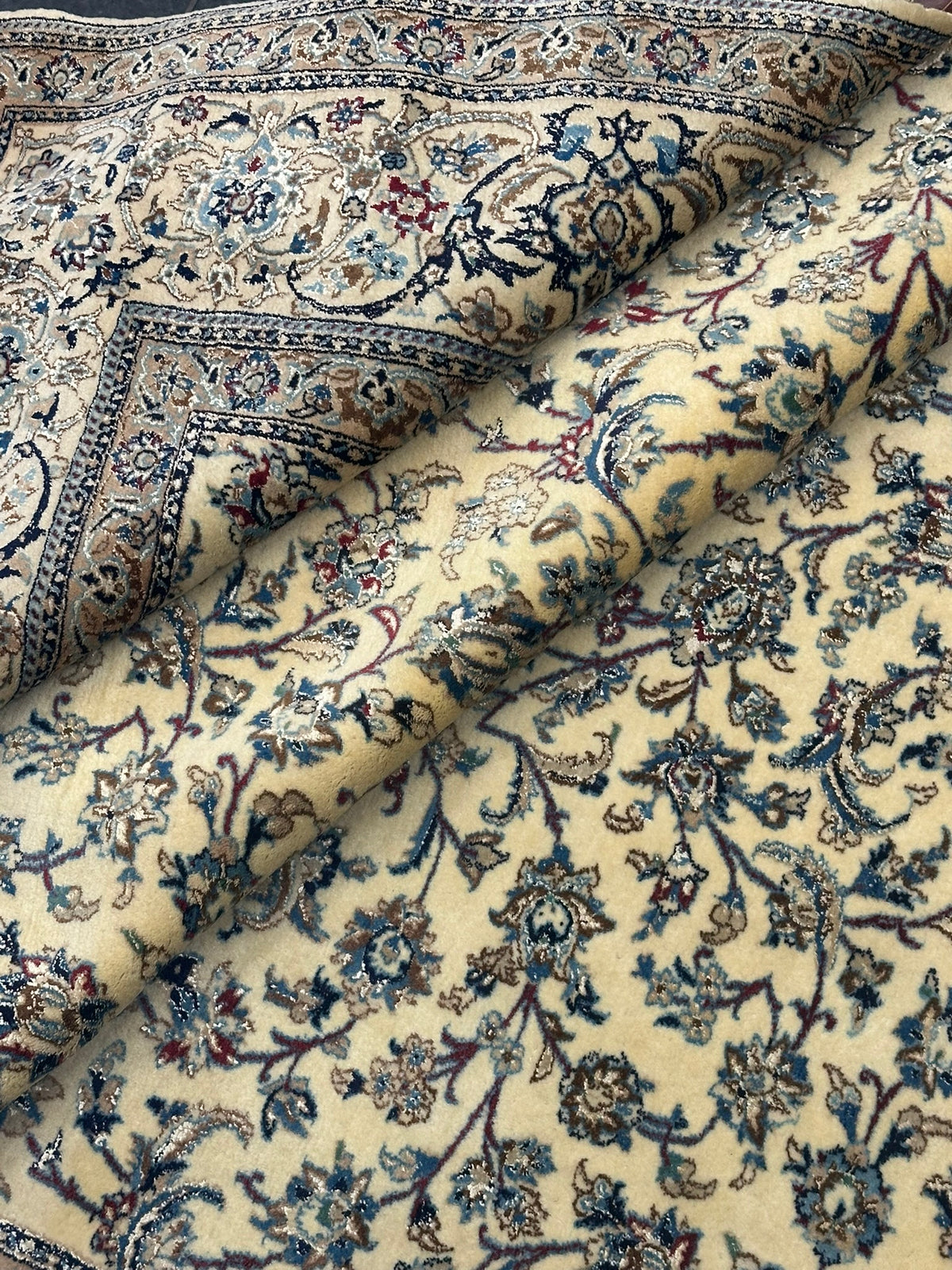 Orientteppich handgeknüpft Nain mit Seide 290x216 cm