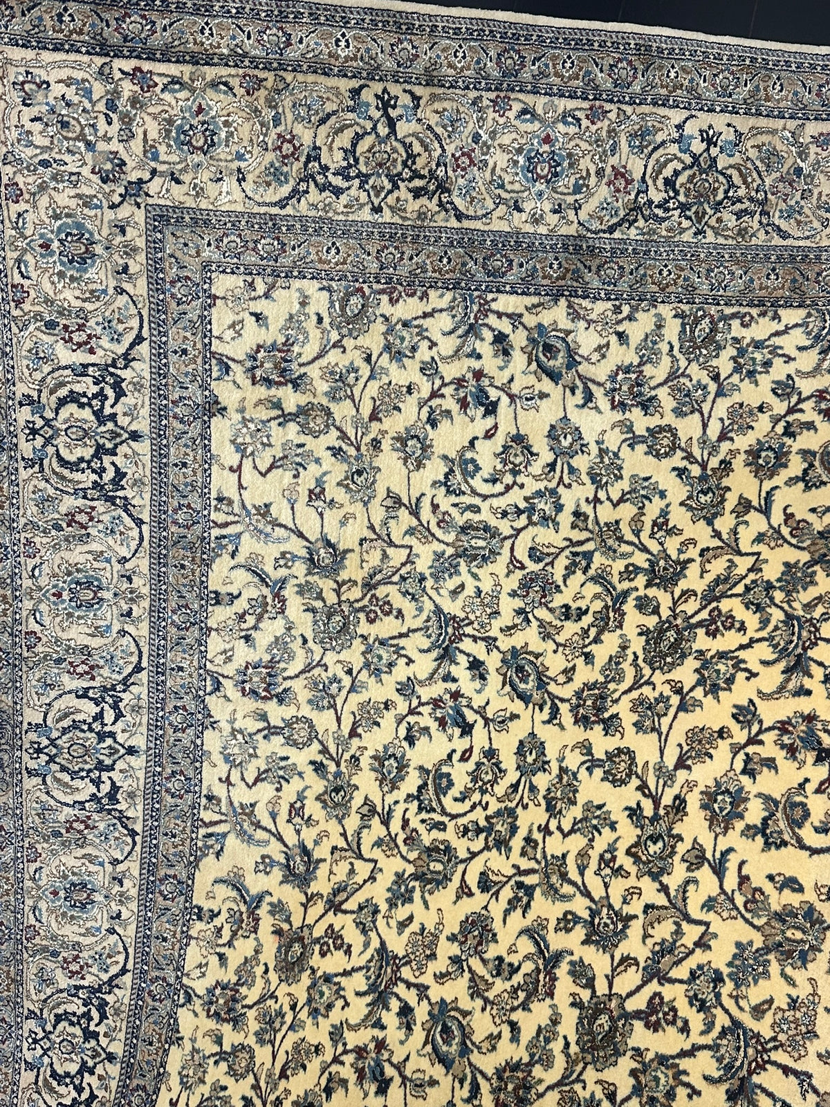 Orientteppich handgeknüpft Nain mit Seide 290x216 cm