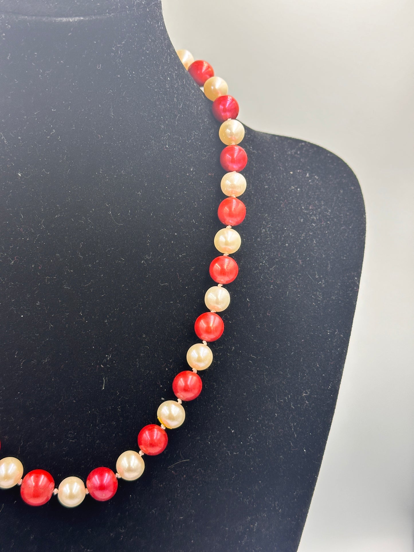Perfektion in Weiß und Hellrot: Echte Perlenkette mit 925er Silberverschluss