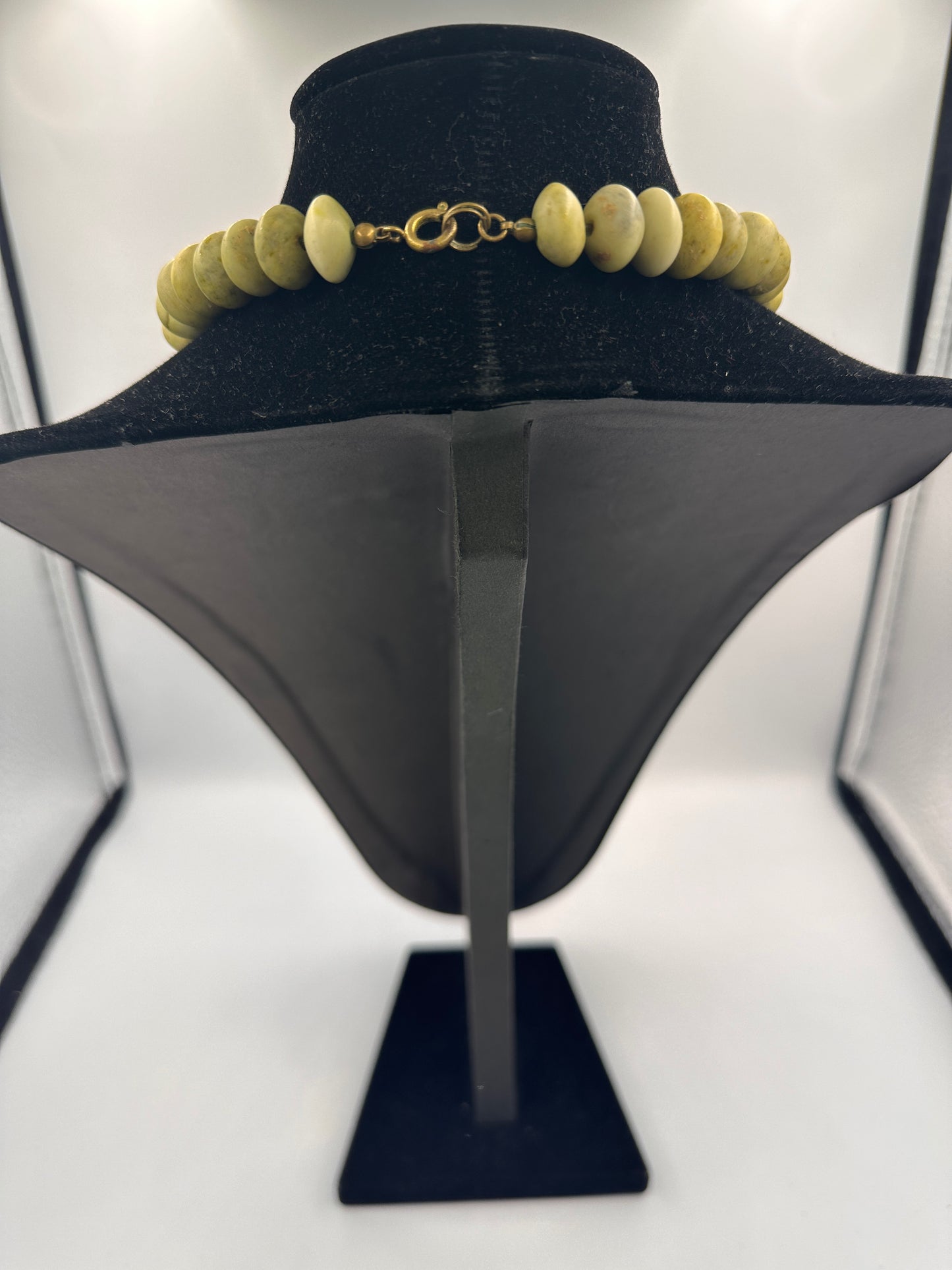 Grüne Vintage-Kette mit Goldenen Akzenten