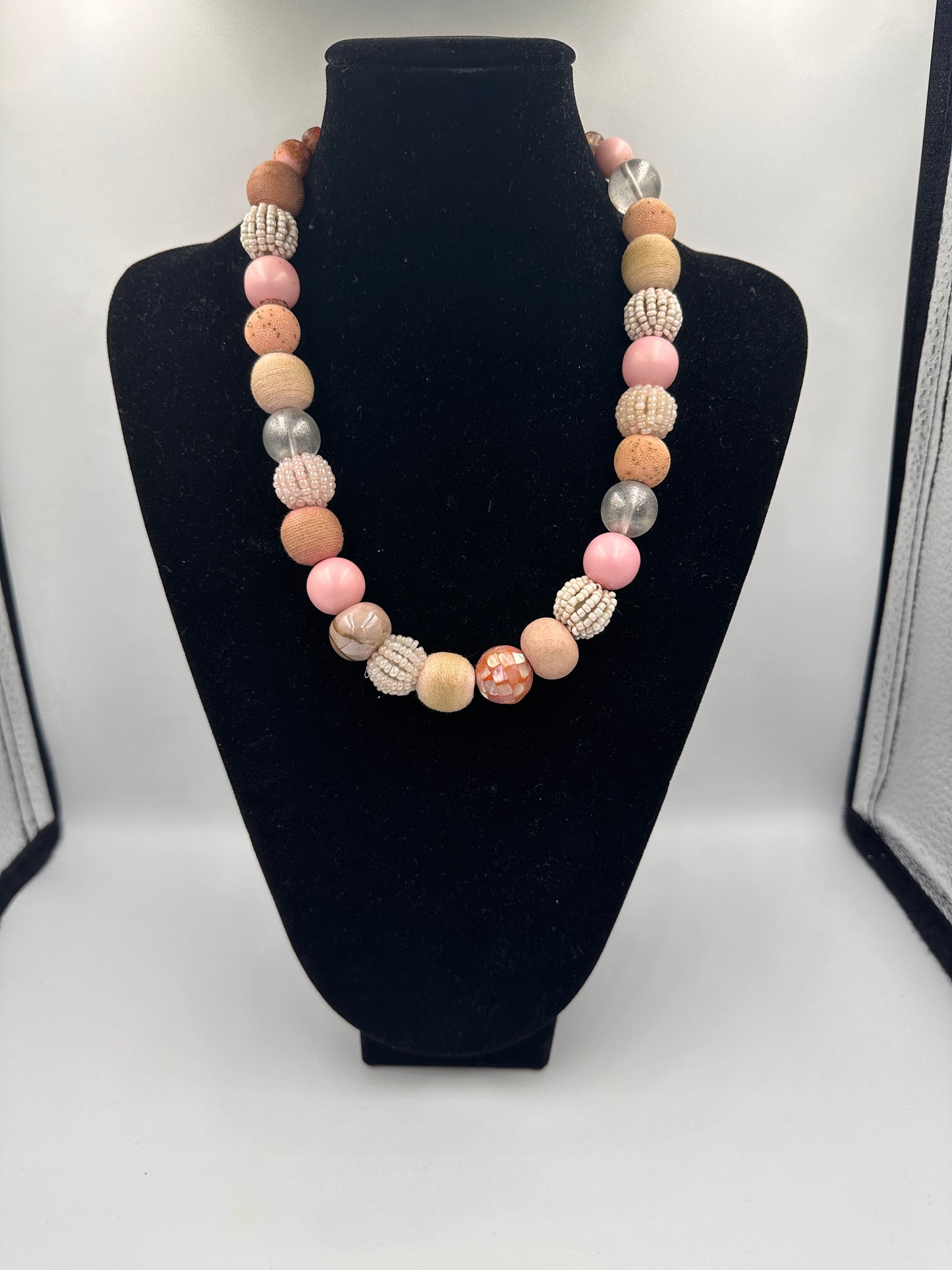 Perlenkette in Verschiedenen Farbtönen