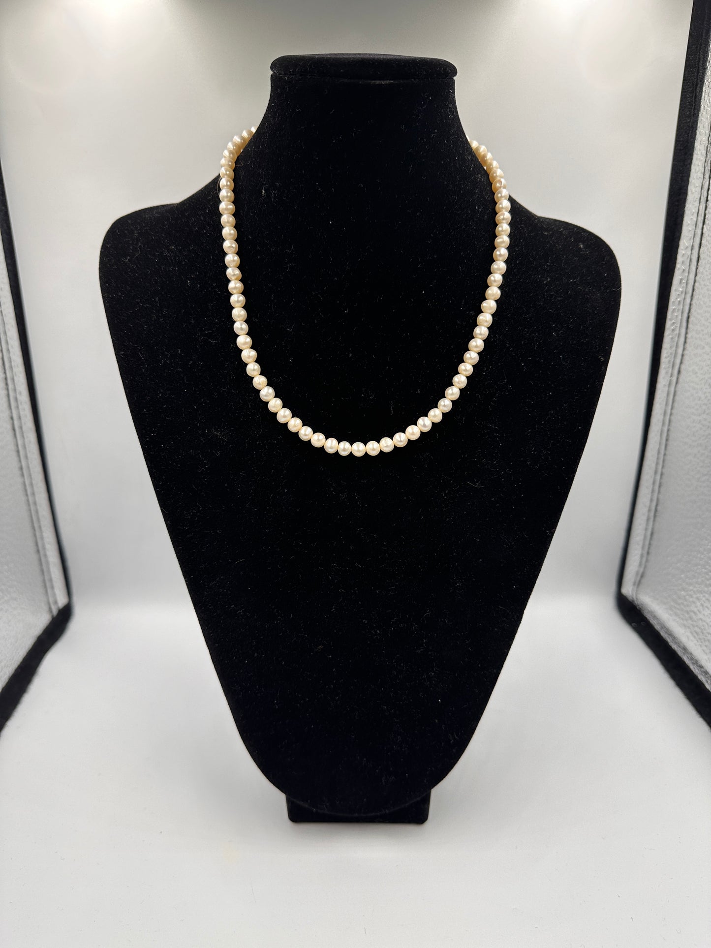 Weiße Perlenkette mit 925 Silber Verschluss