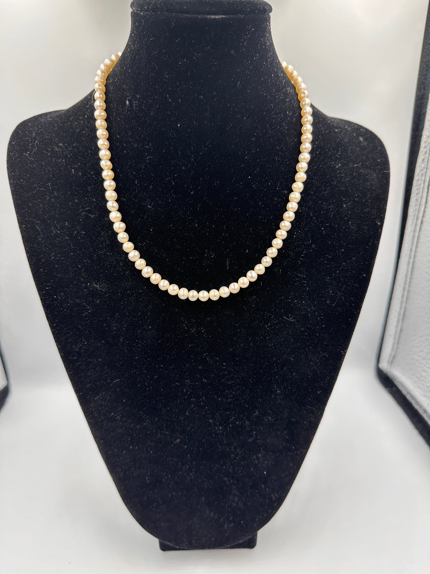 Weiße Perlenkette mit 925 Silber Verschluss