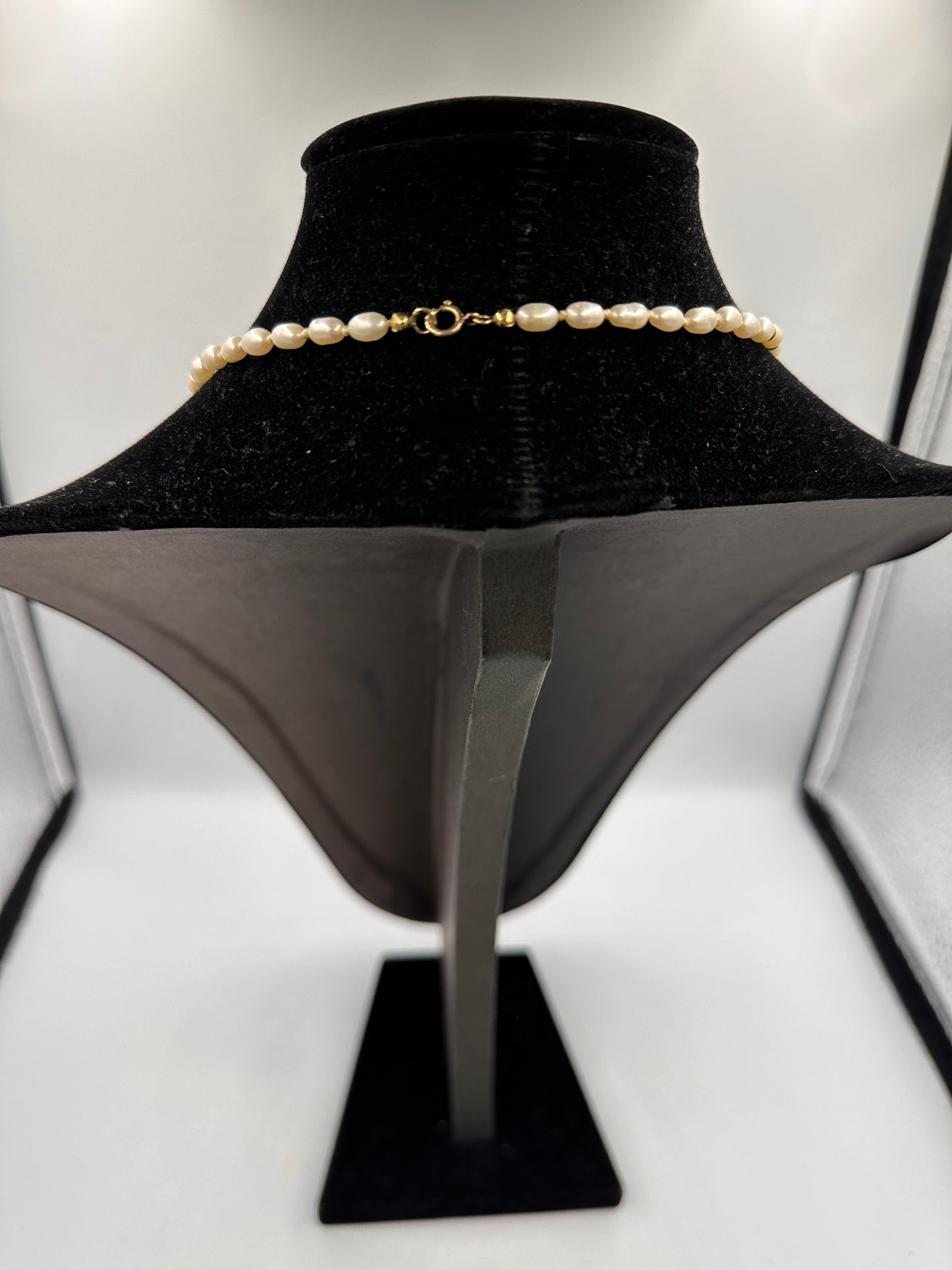 Reis-Perlenkette mit goldenen Akzenten und goldfarbenem Verschluss
