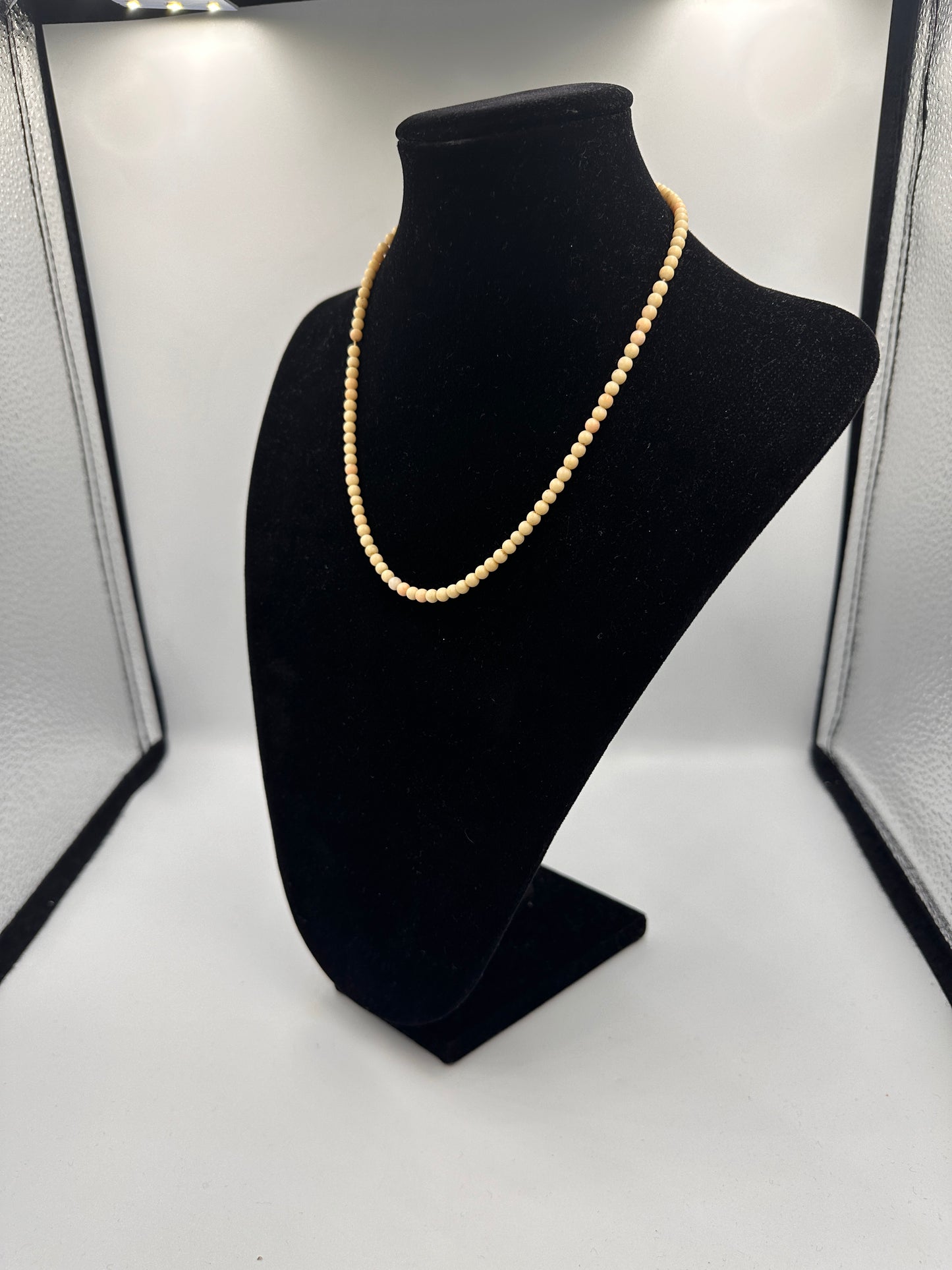 Natürliche versteinerte Holzperlen-Halskette mit goldfarbenem Verschluss