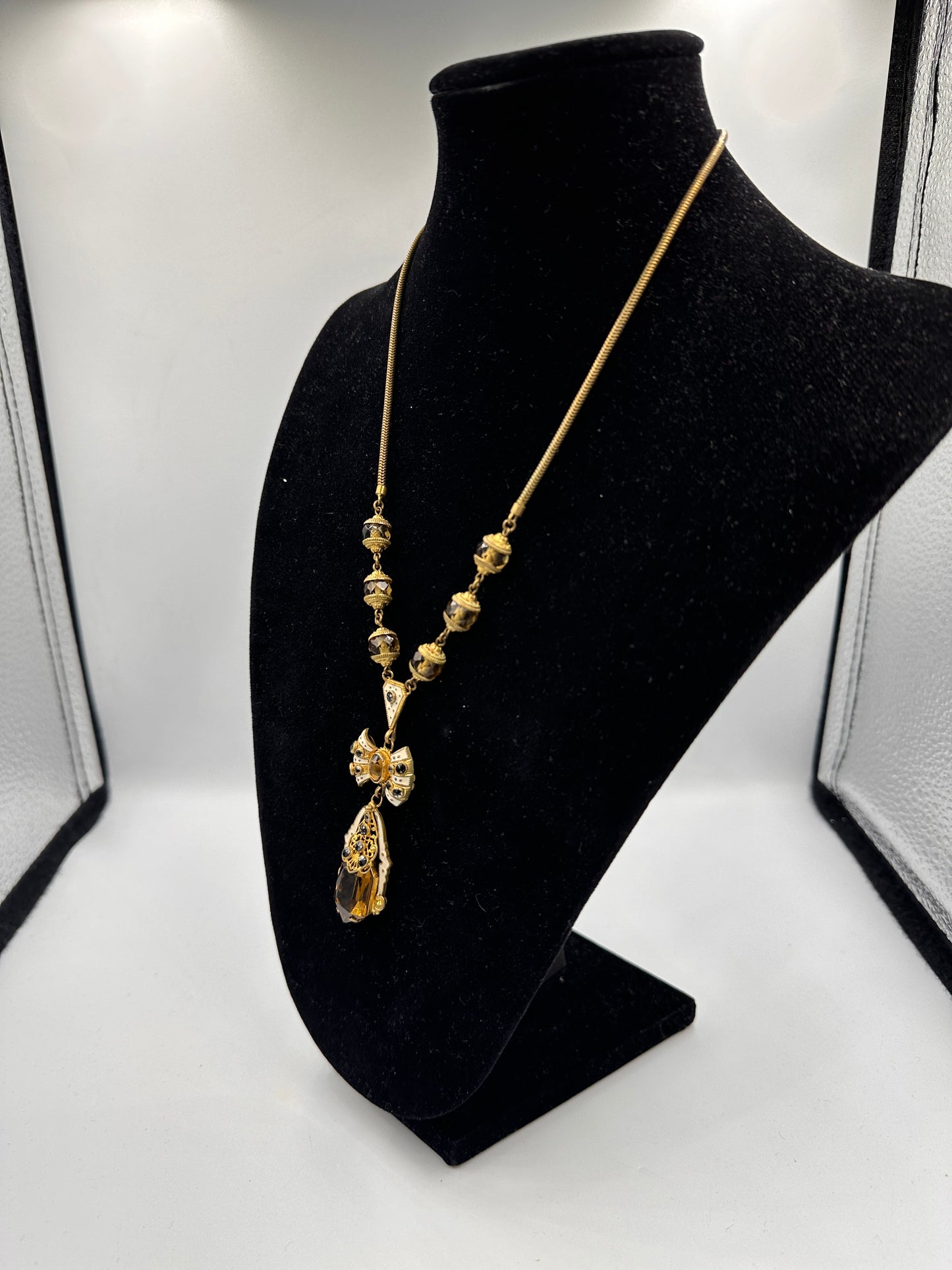 vergoldeten Collierkette mit funkelnden Zirkonia Steinen