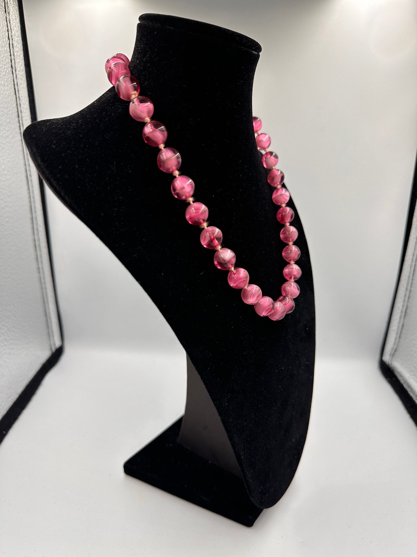Rosa Perlenkette mit goldfarbenem Verschluss
