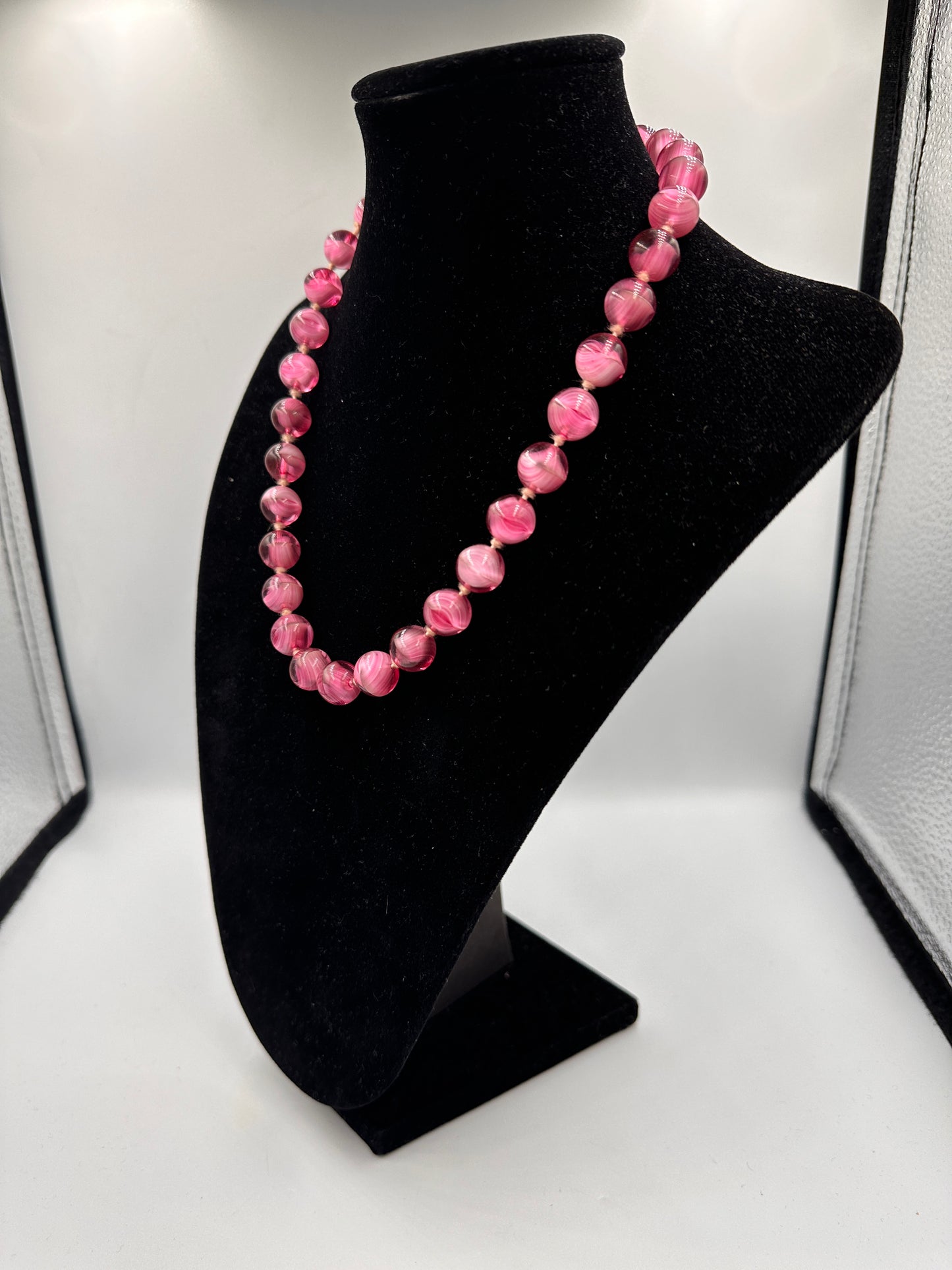 Rosa Perlenkette mit goldfarbenem Verschluss