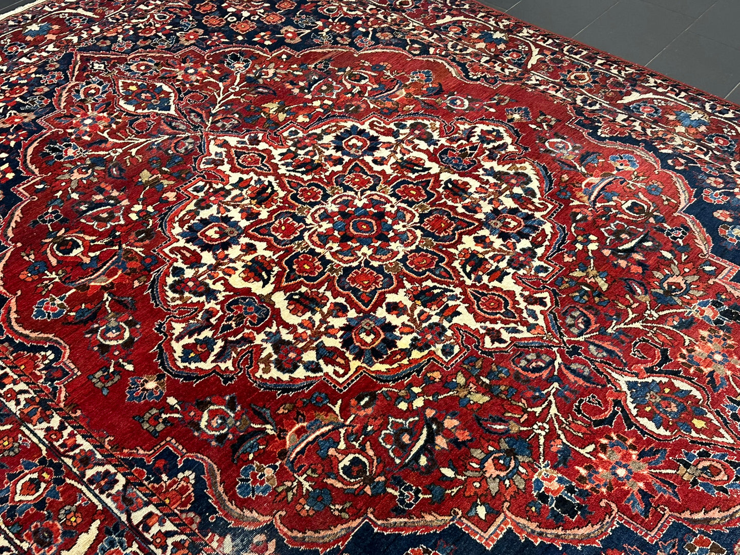 Antik Perserteppich handgeknüpft  Bachtiar naturfarben 380x267 cm