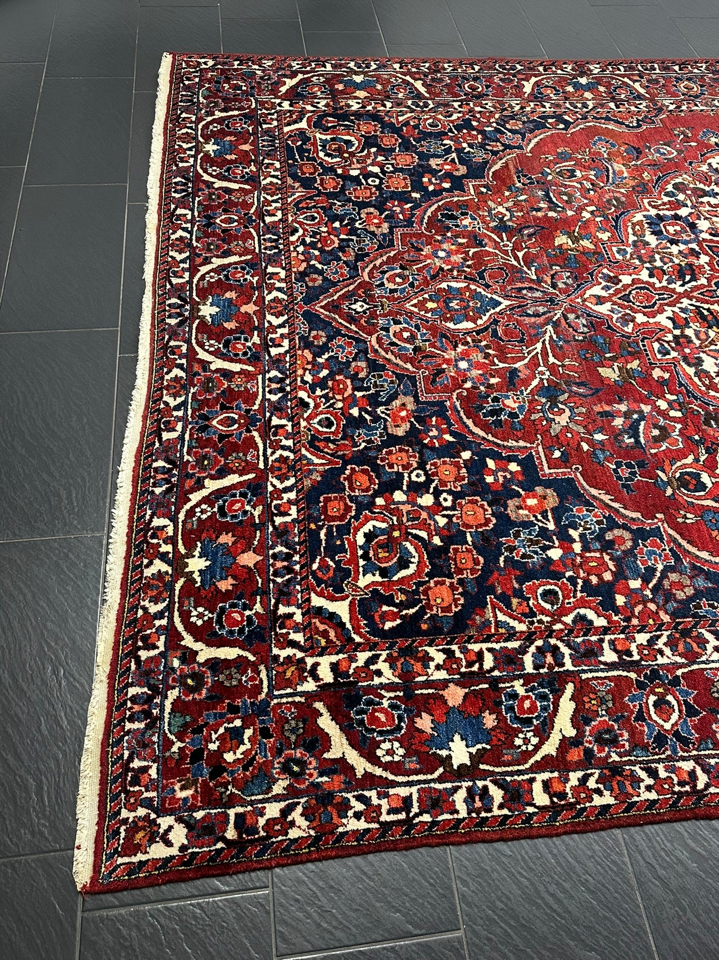 Antik Perserteppich handgeknüpft  Bachtiar naturfarben 380x267 cm