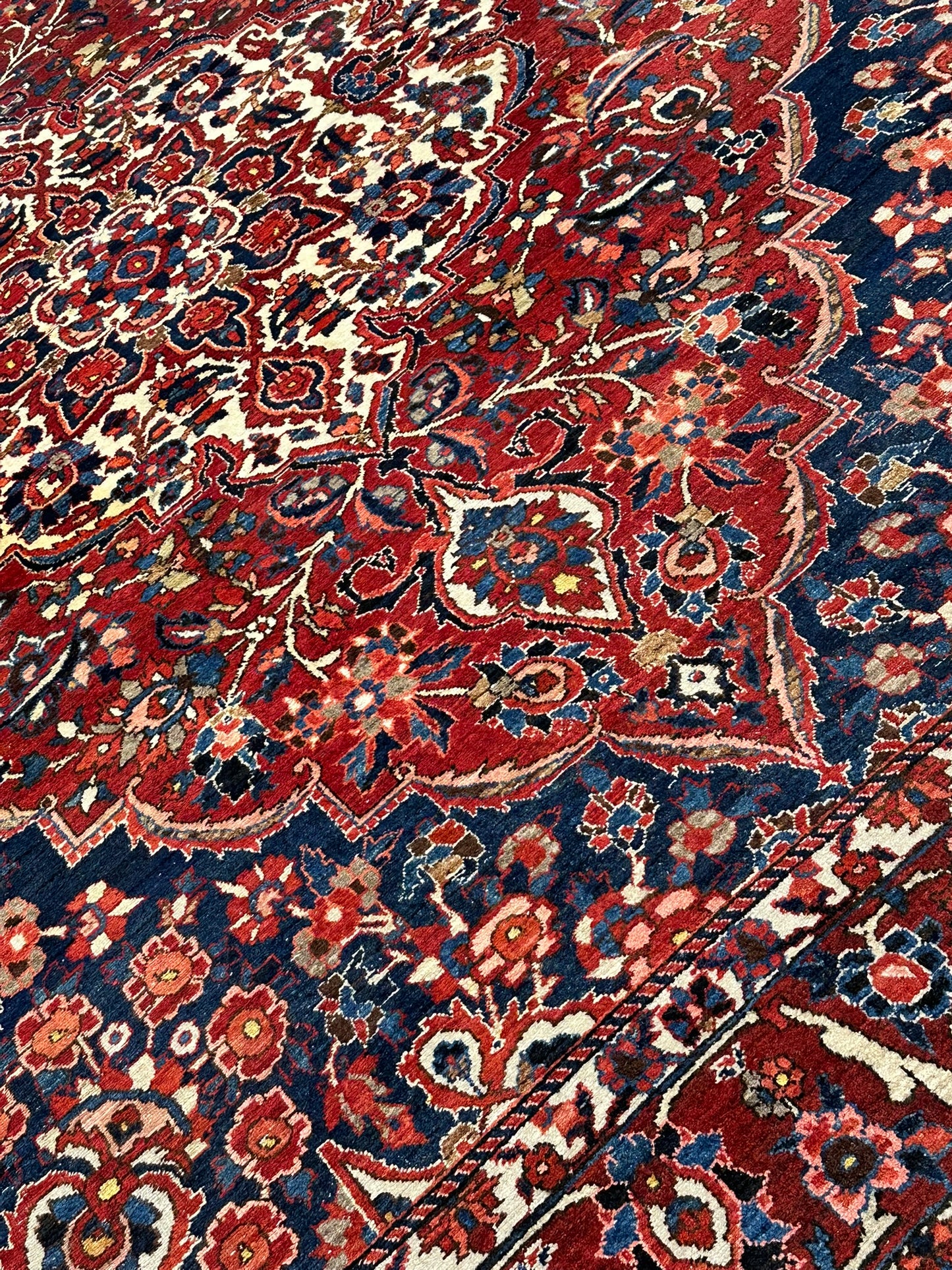 Antik Perserteppich handgeknüpft  Bachtiar naturfarben 380x267 cm