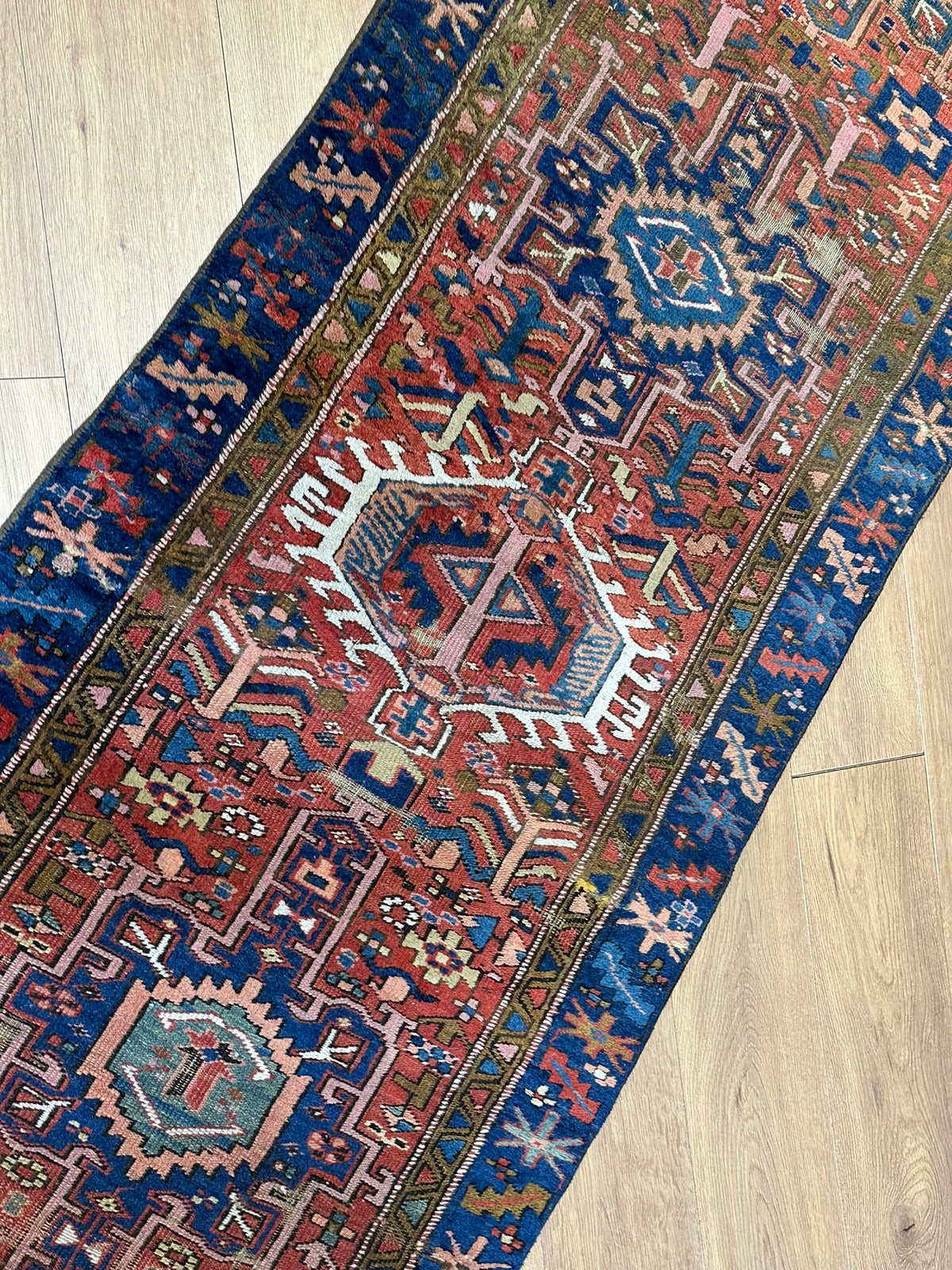 Antiker Orientteppich handgeknüpft Heriz Naturfarben 295x84 cm