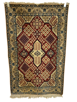 Orientteppich handgeknüpft Nain Korkwolle mit Seide 135x83 cm