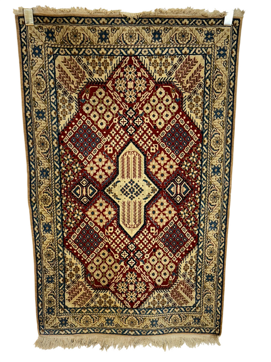 Orientteppich handgeknüpft Nain Korkwolle mit Seide 135x83 cm
