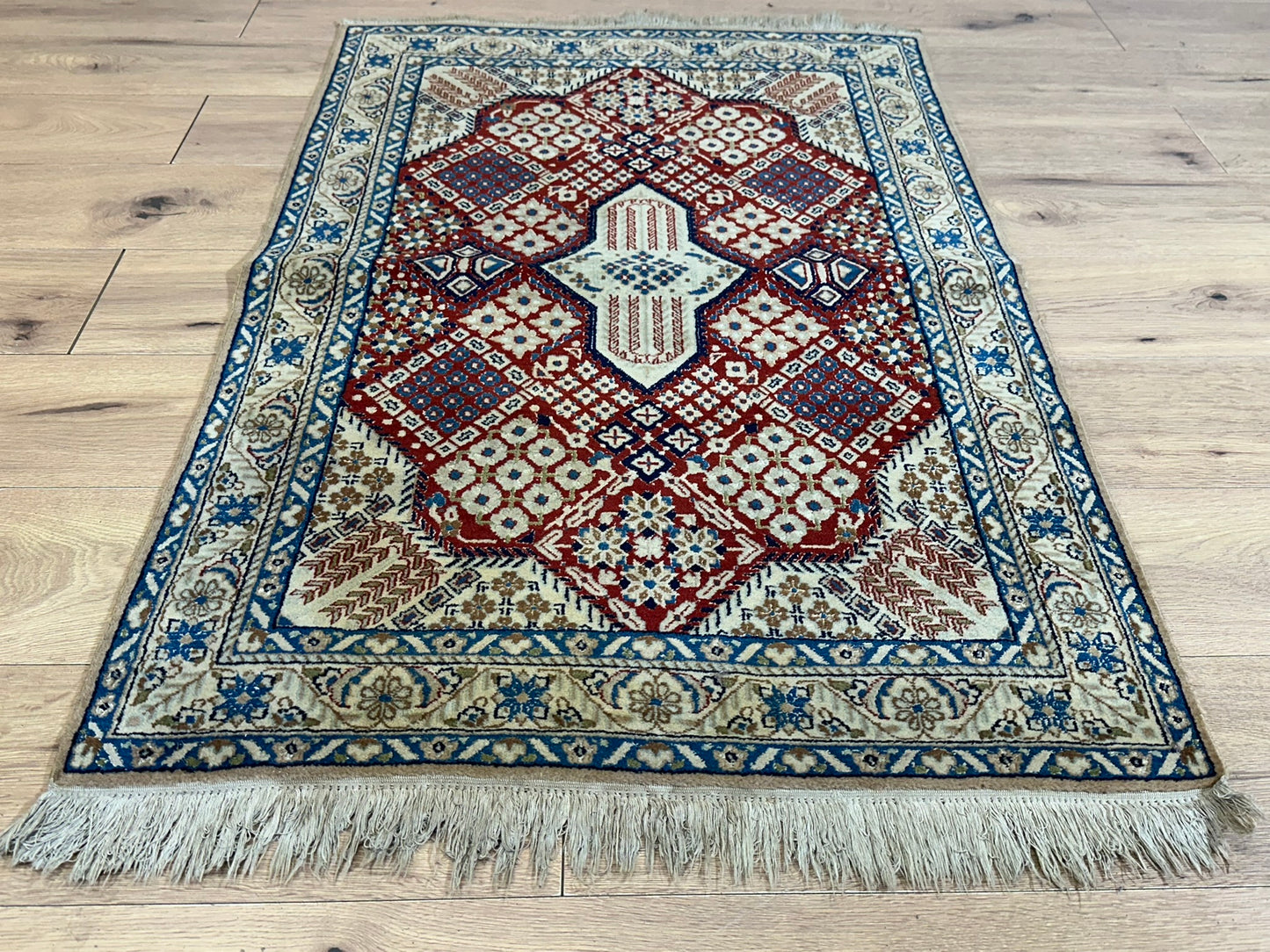 Orientteppich handgeknüpft Nain Korkwolle mit Seide 135x83 cm