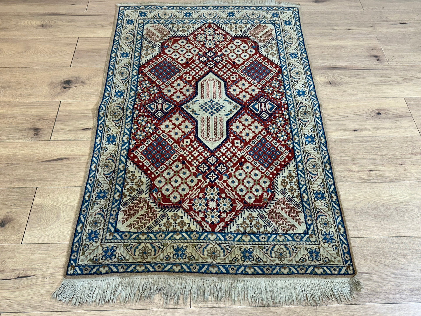 Orientteppich handgeknüpft Nain Korkwolle mit Seide 135x83 cm