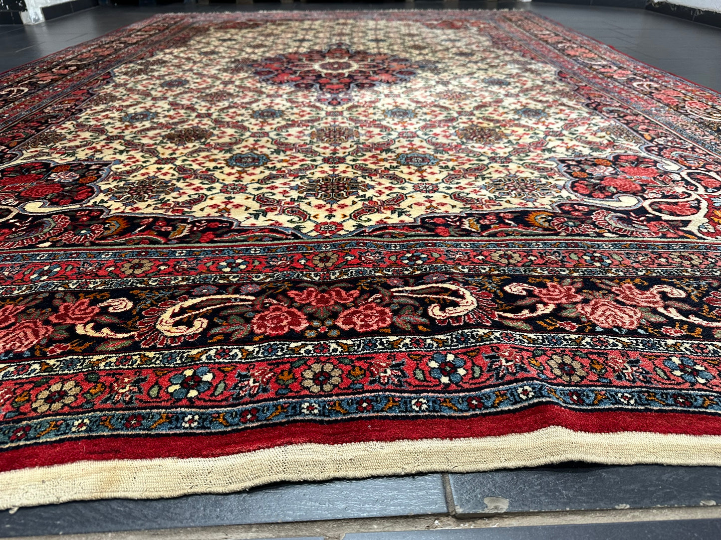 Handgeknüpfter Bidjar Teppich 383x265 cm – Rosenmuster Wolle