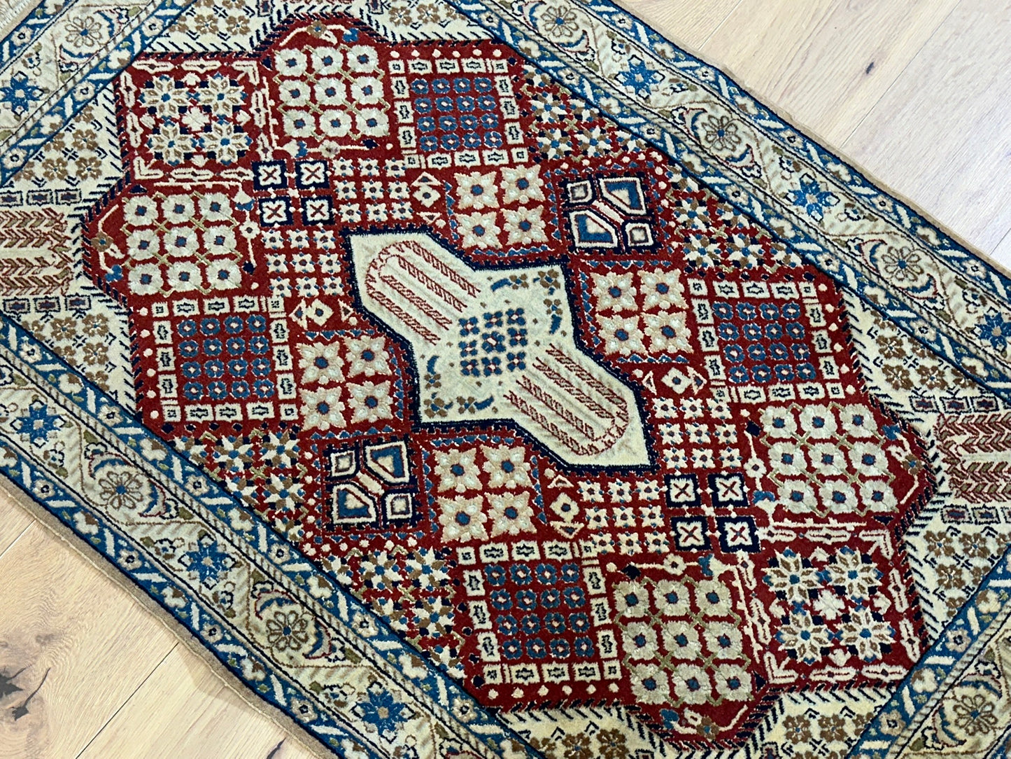 Orientteppich handgeknüpft Nain Korkwolle mit Seide 135x83 cm