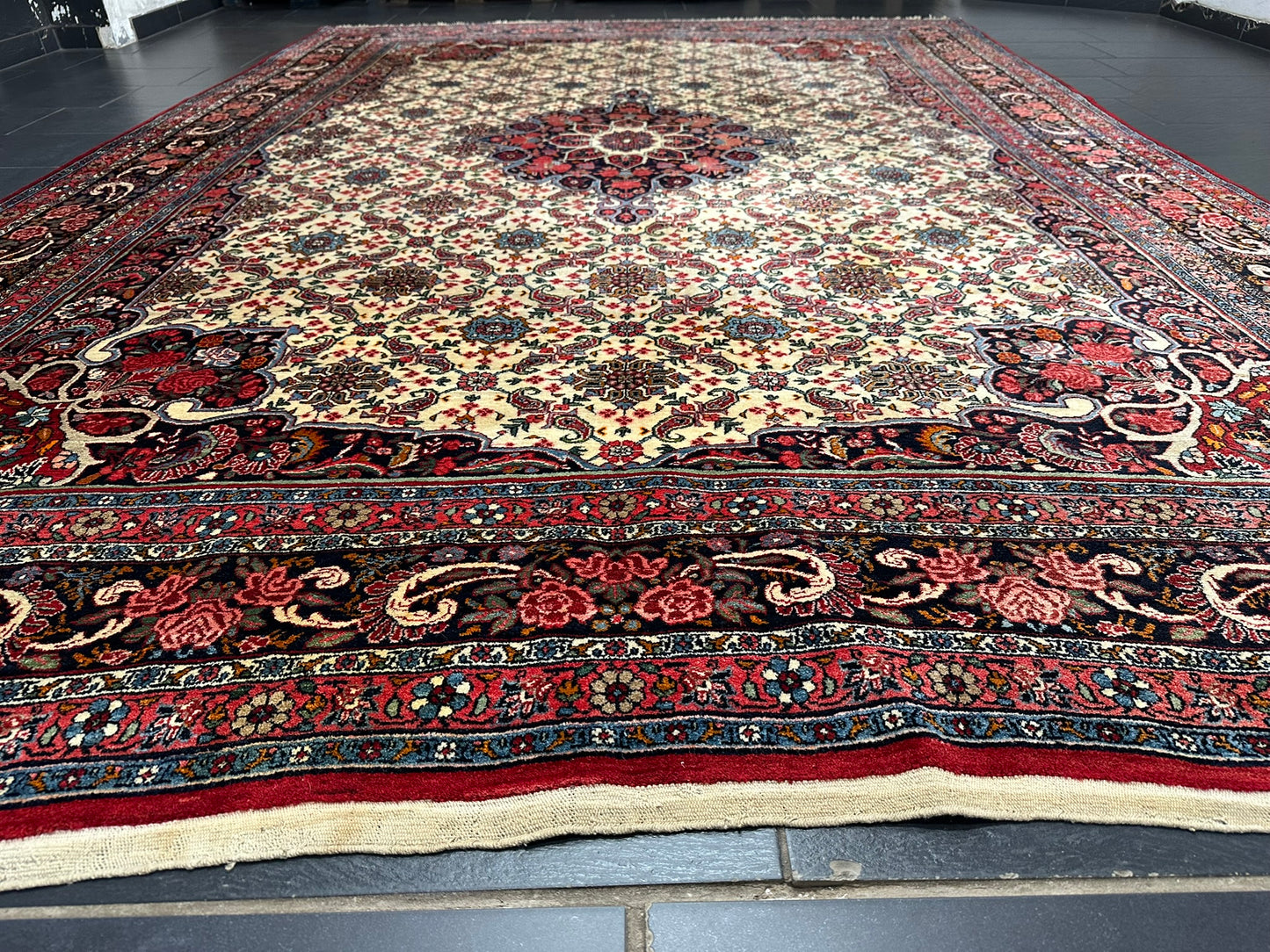 Handgeknüpfter Bidjar Teppich 383x265 cm – Rosenmuster Wolle