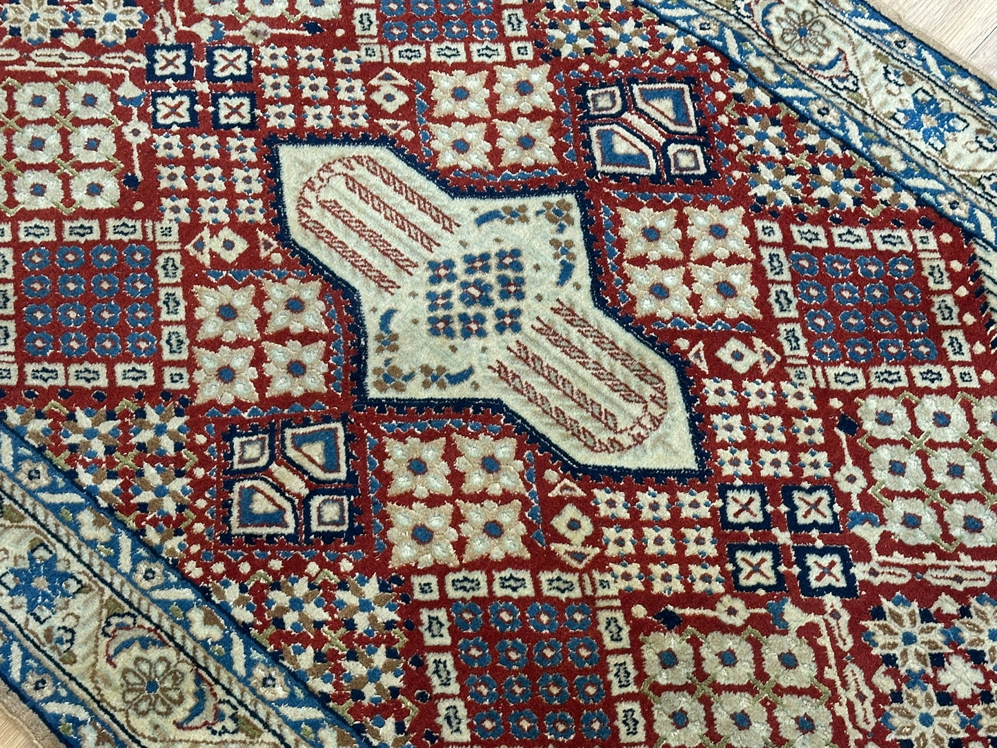 Orientteppich handgeknüpft Nain Korkwolle mit Seide 135x83 cm
