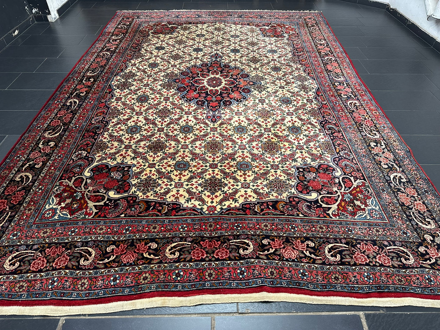 Handgeknüpfter Bidjar Teppich 383x265 cm – Rosenmuster Wolle