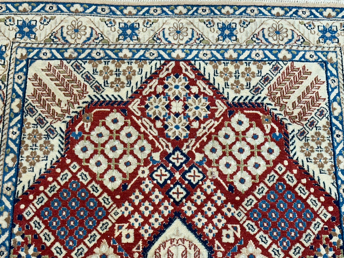 Orientteppich handgeknüpft Nain Korkwolle mit Seide 135x83 cm