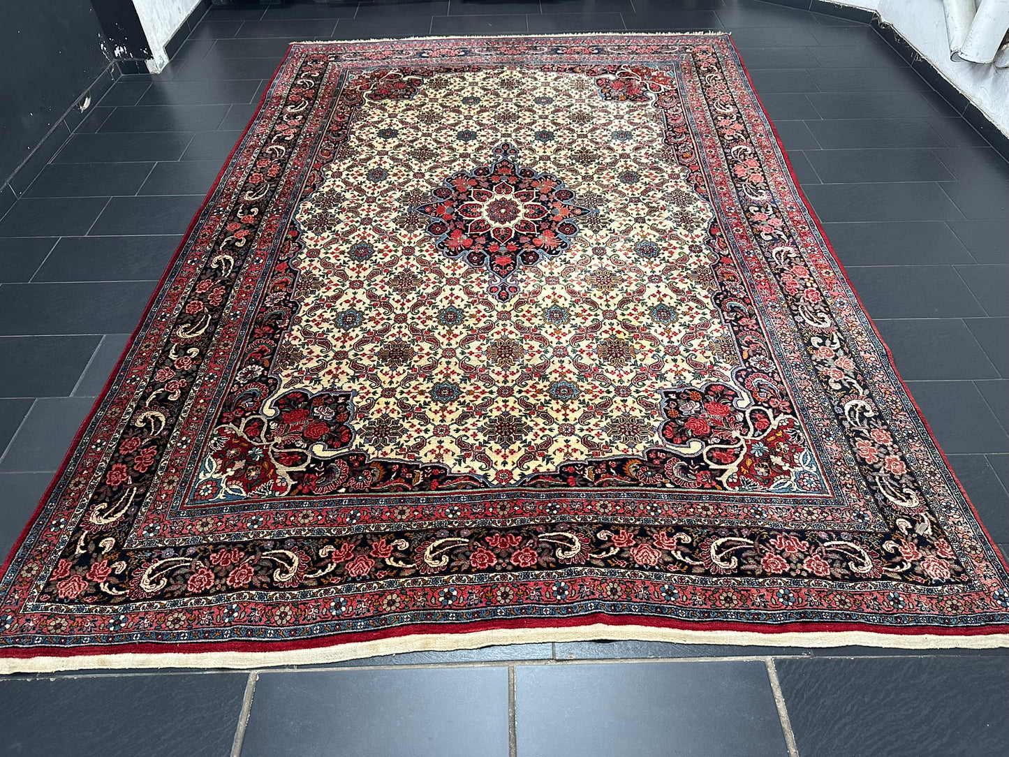 Handgeknüpfter Bidjar Teppich 383x265 cm – Rosenmuster Wolle