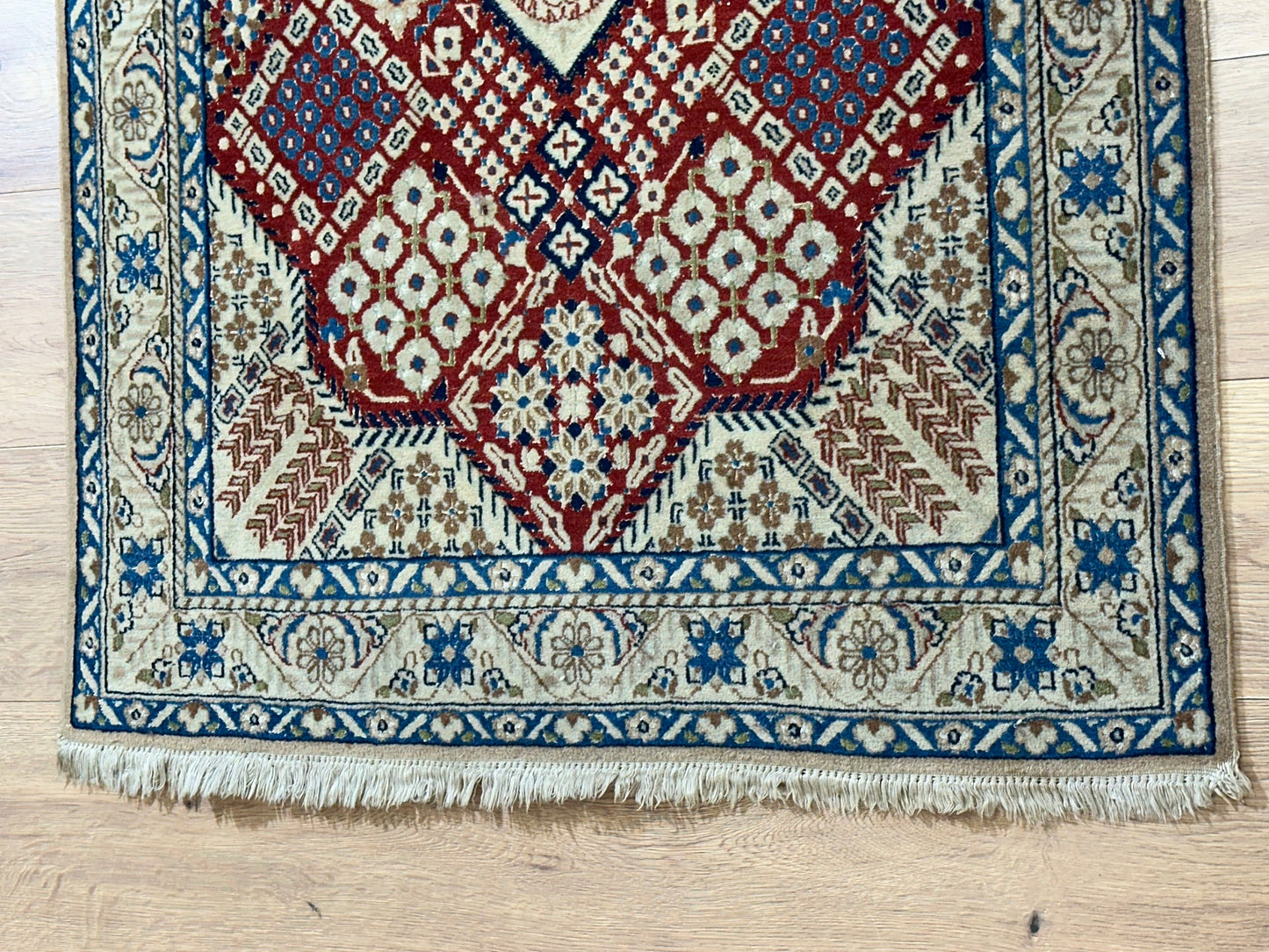 Orientteppich handgeknüpft Nain Korkwolle mit Seide 135x83 cm