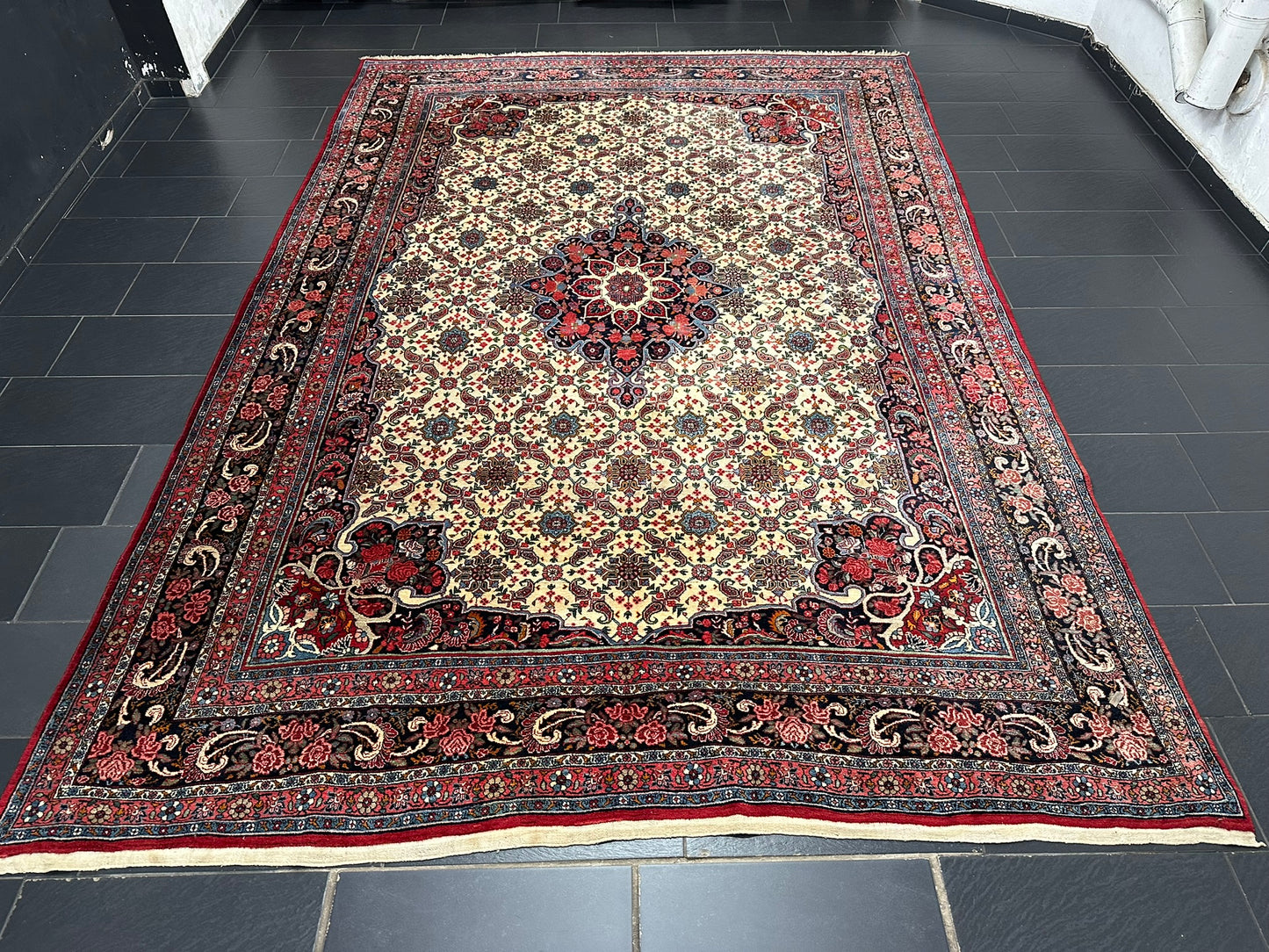 Handgeknüpfter Bidjar Teppich 383x265 cm – Rosenmuster Wolle