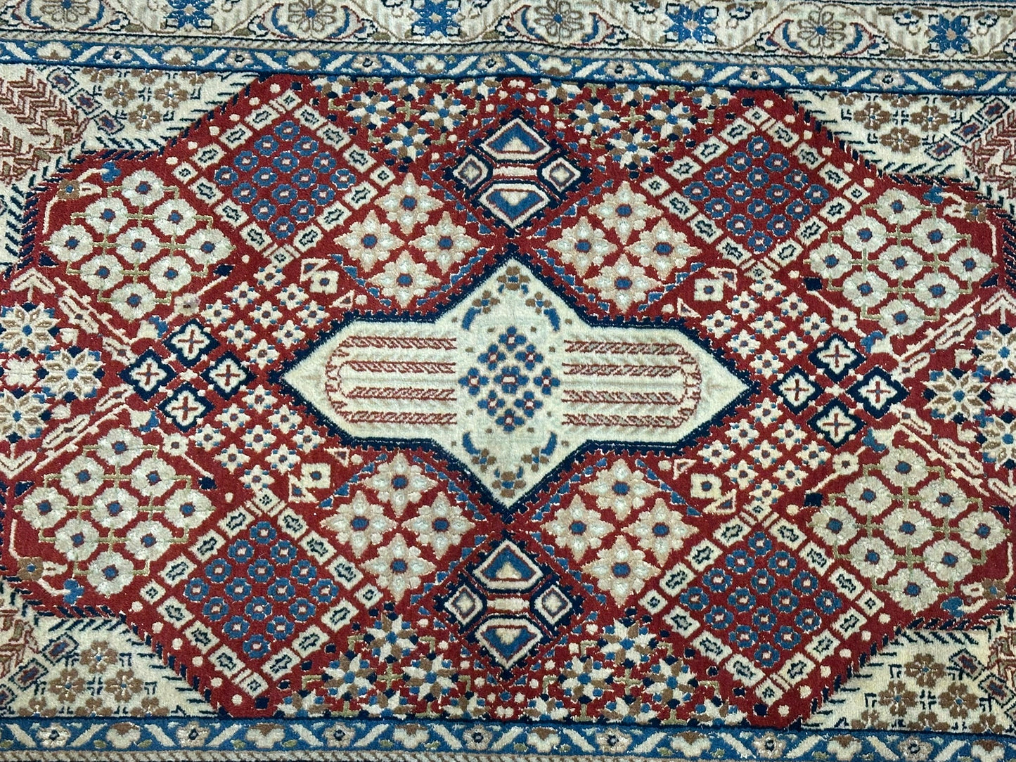 Orientteppich handgeknüpft Nain Korkwolle mit Seide 135x83 cm