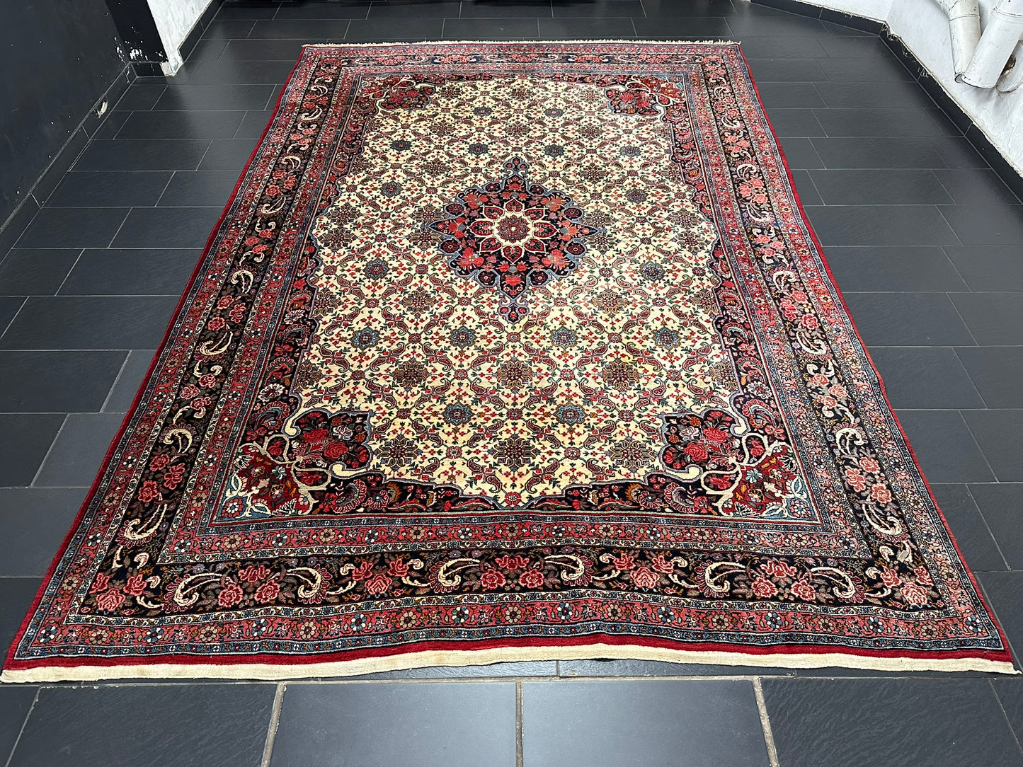 Handgeknüpfter Bidjar Teppich 383x265 cm – Rosenmuster Wolle