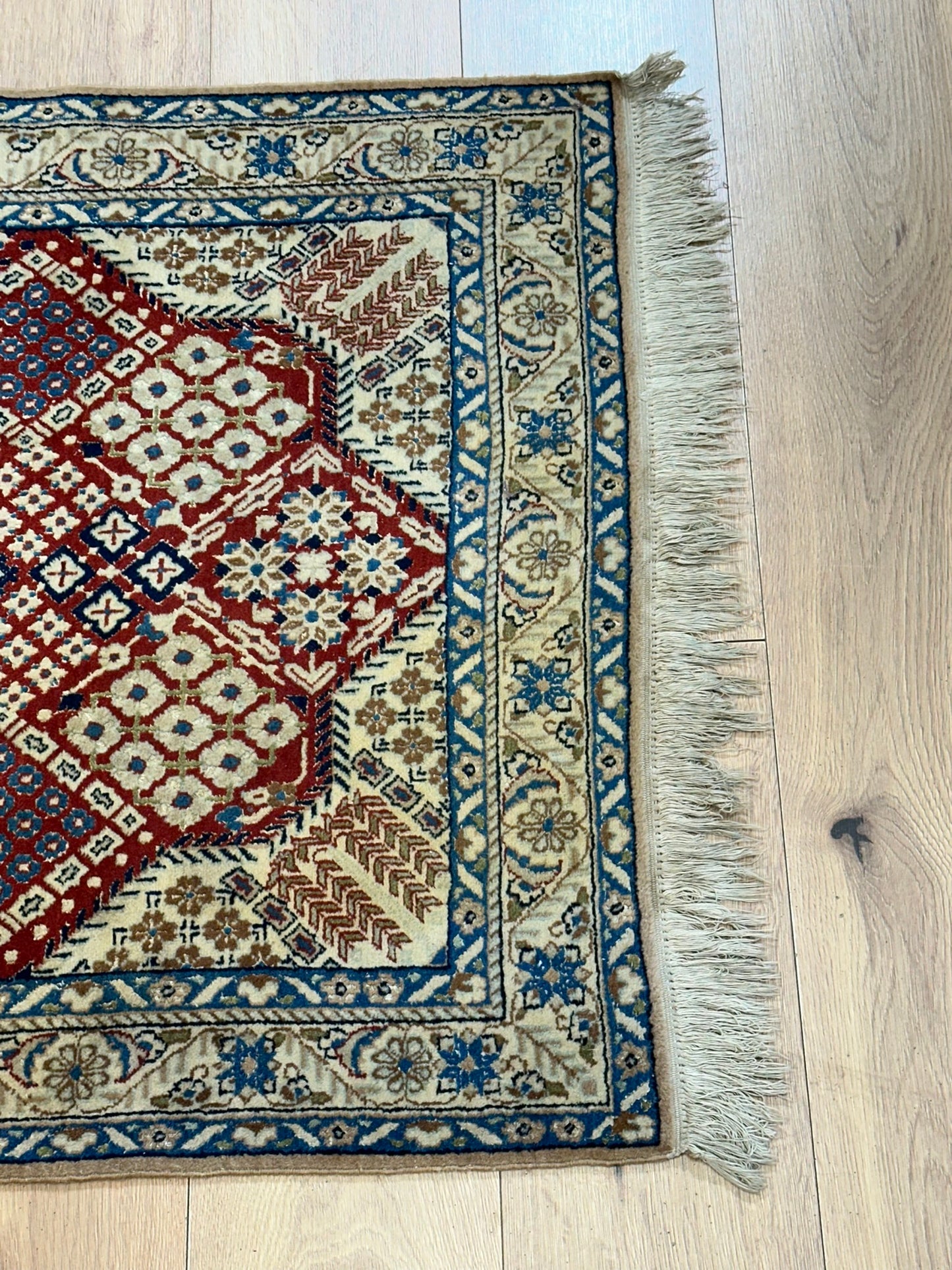 Orientteppich handgeknüpft Nain Korkwolle mit Seide 135x83 cm