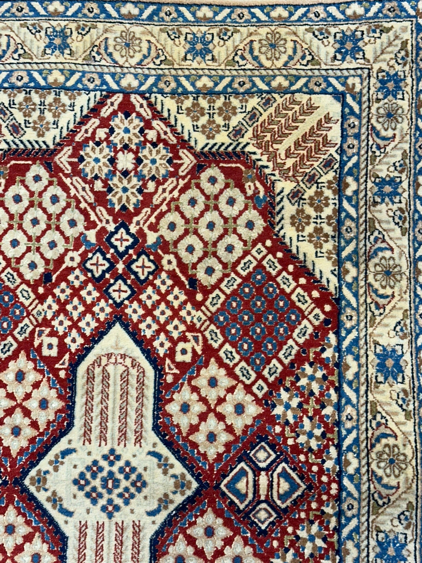 Orientteppich handgeknüpft Nain Korkwolle mit Seide 135x83 cm