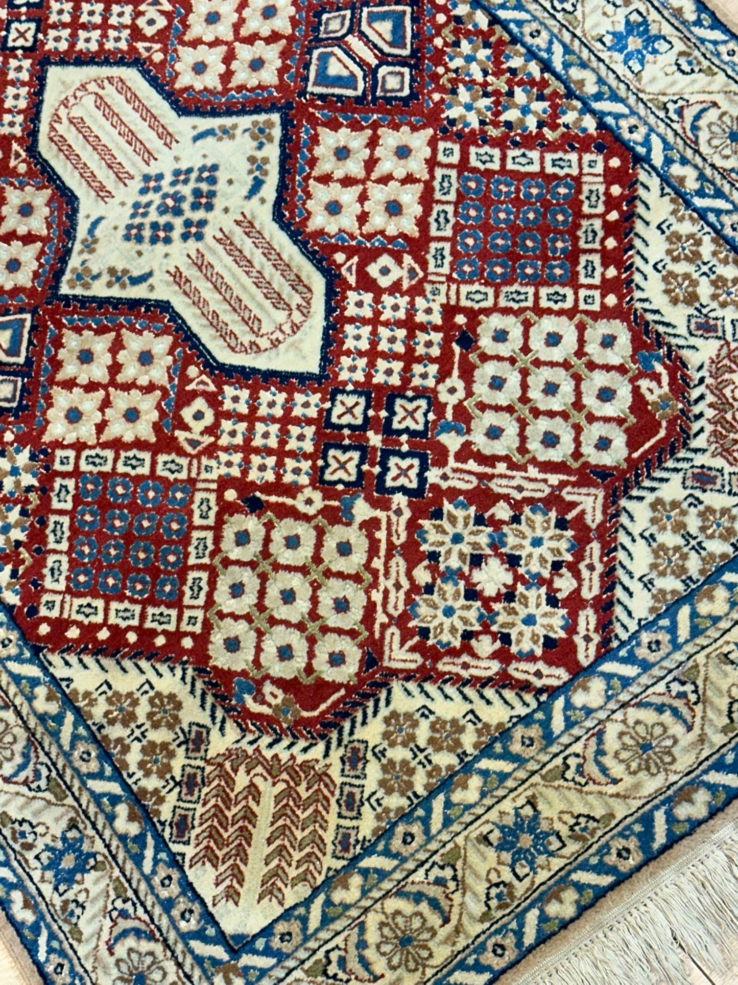 Orientteppich handgeknüpft Nain Korkwolle mit Seide 135x83 cm