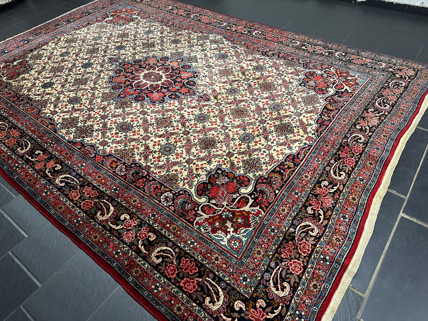 Handgeknüpfter Bidjar Teppich 383x265 cm – Rosenmuster Wolle