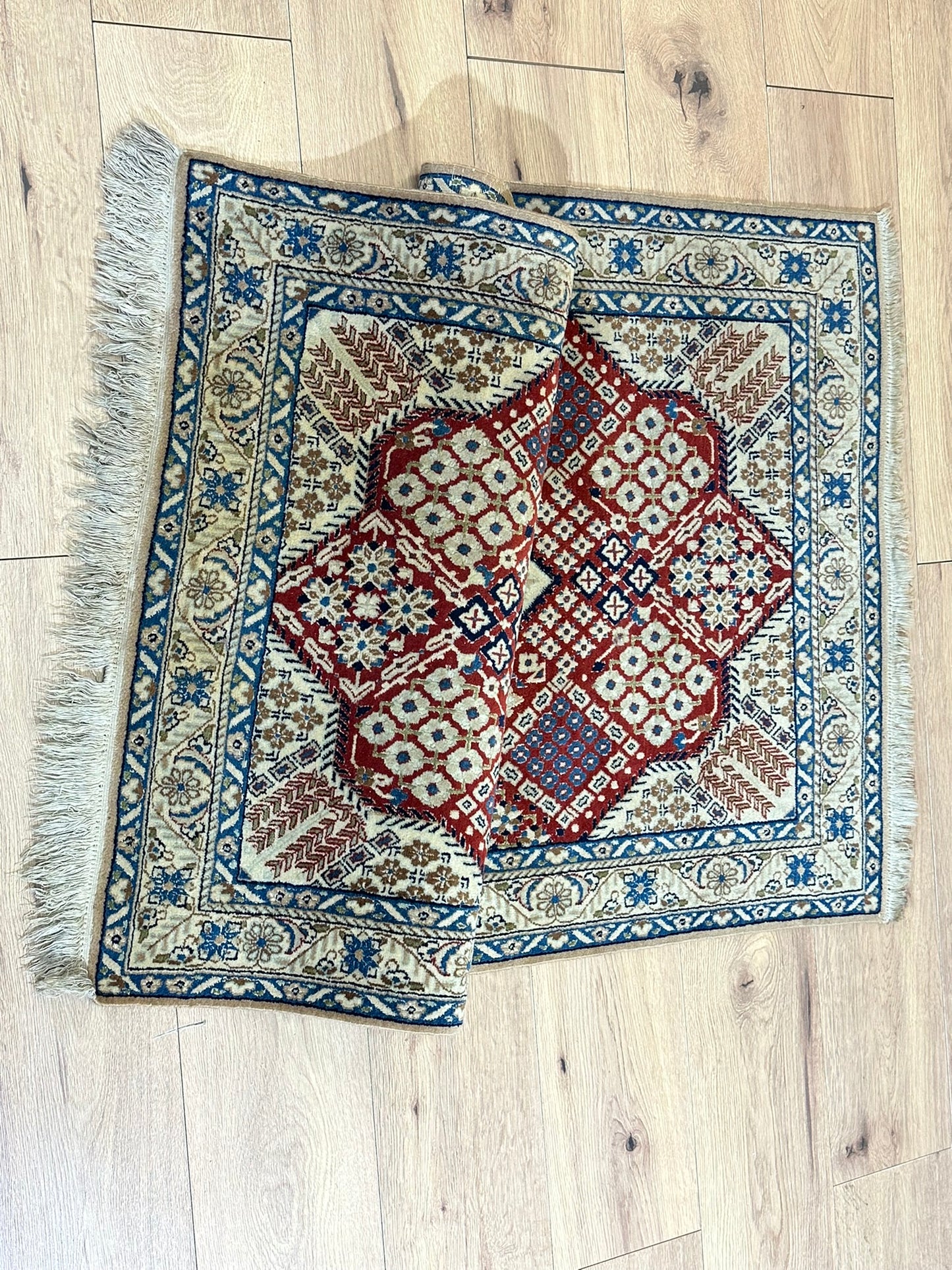 Orientteppich handgeknüpft Nain Korkwolle mit Seide 135x83 cm