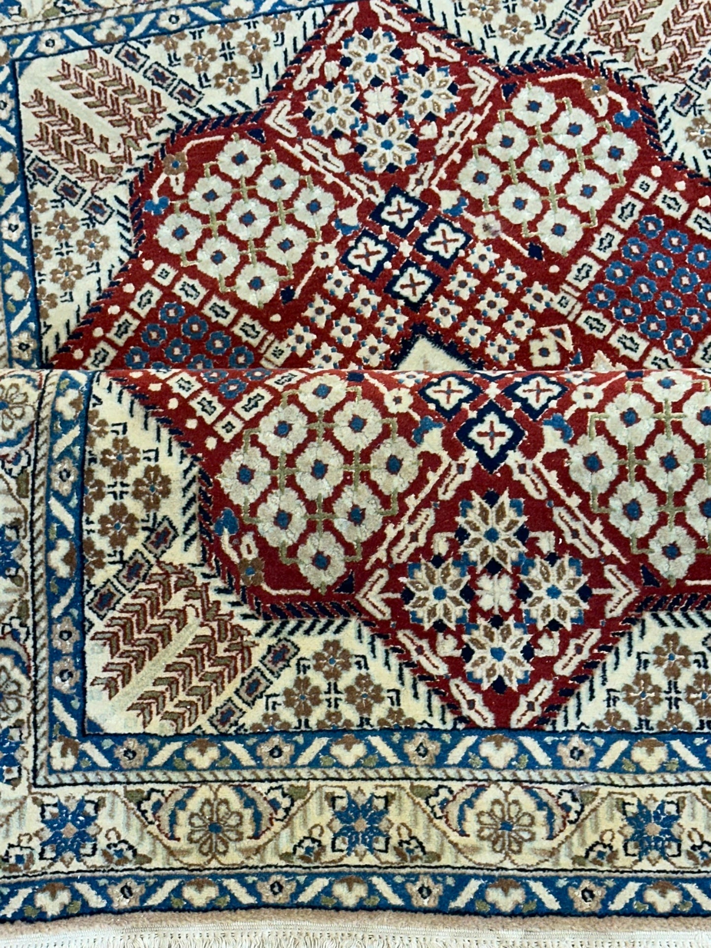 Orientteppich handgeknüpft Nain Korkwolle mit Seide 135x83 cm